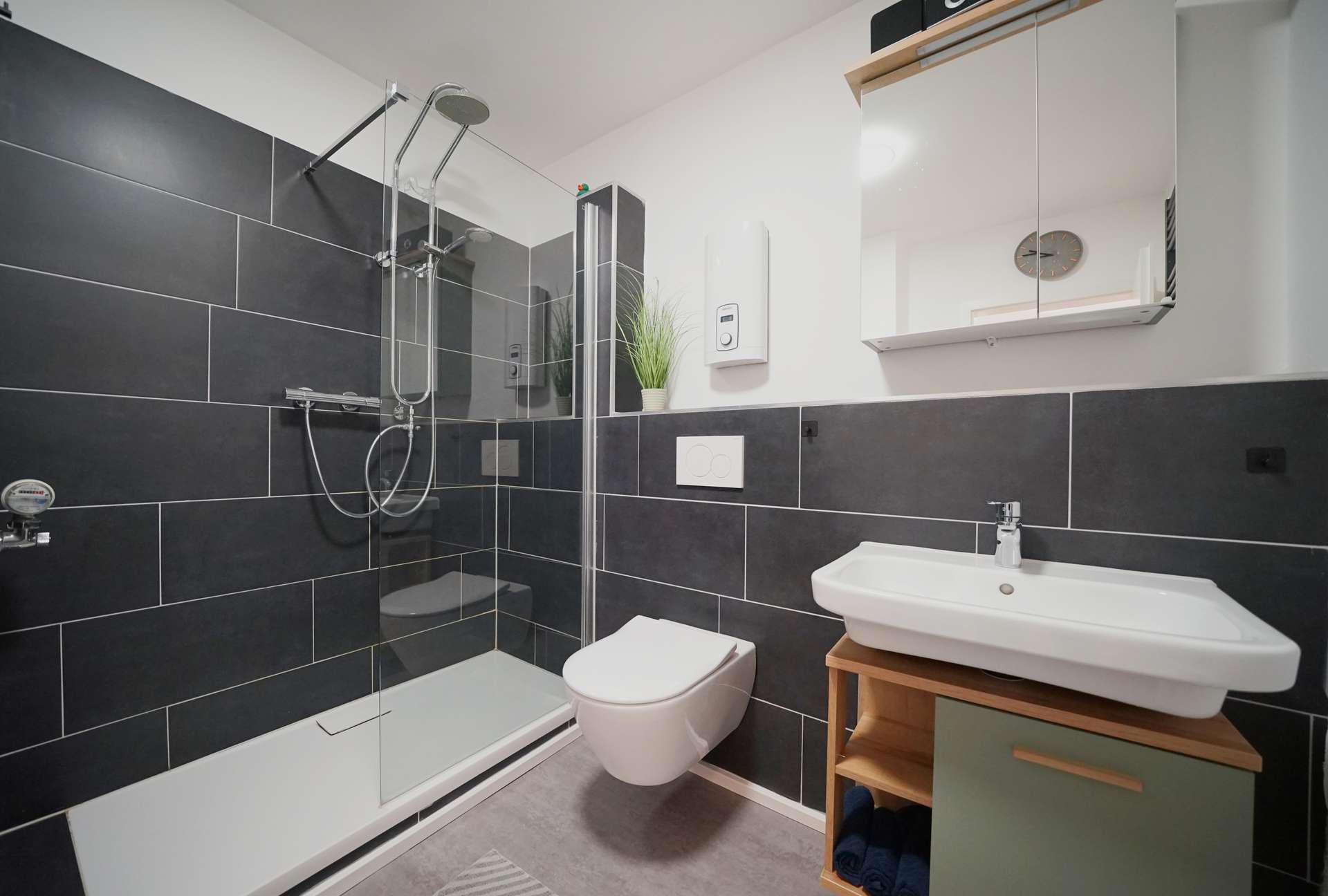 Badezimmer – Moderne, klimatisierte Maisonettewohnung im Loftcharakter mit Balkon und Garage, Bremen