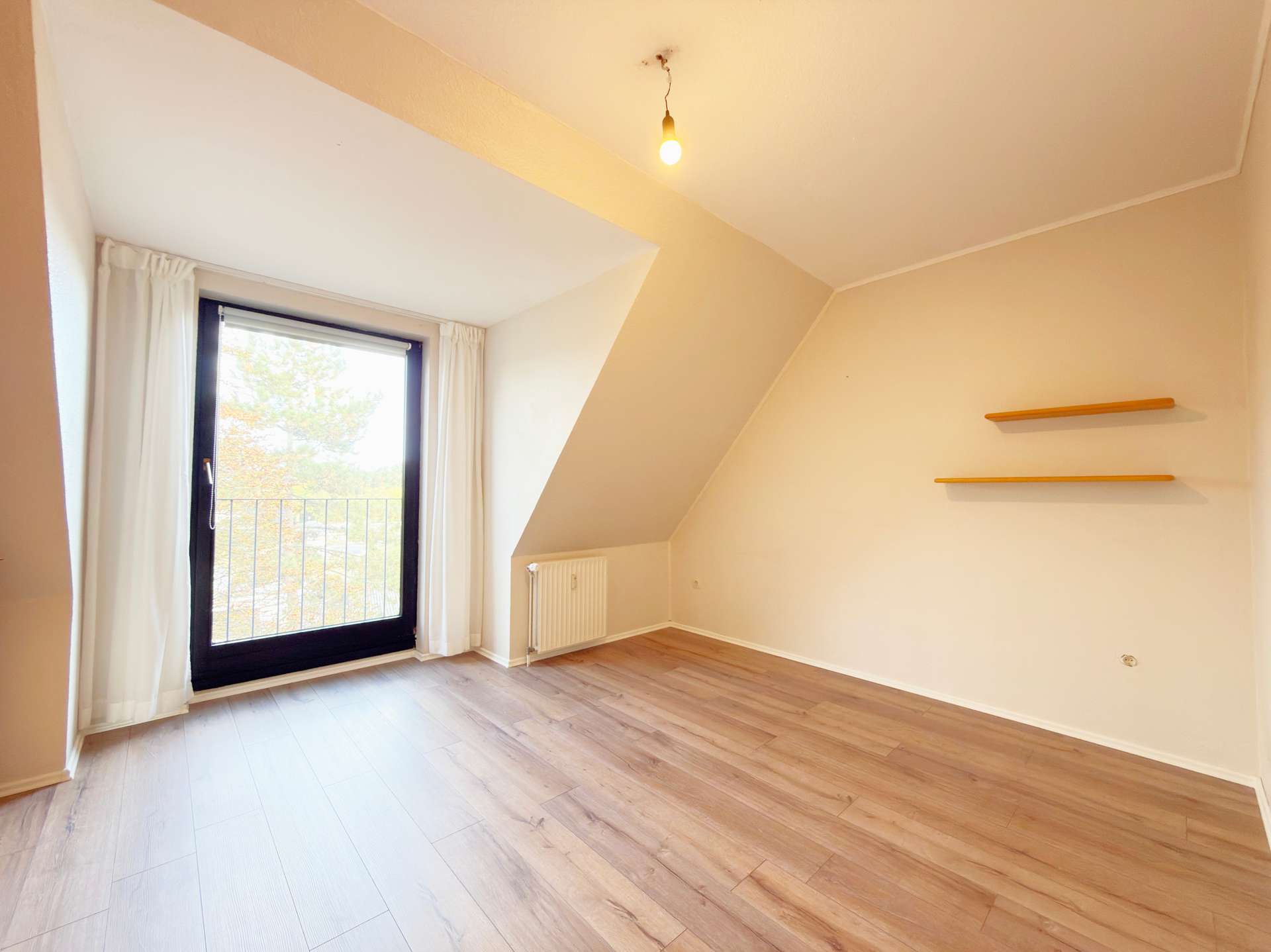 Schlafzimmer – Maisonettewohnung mit Südbalkon über den Dächern von Walle, Bremen