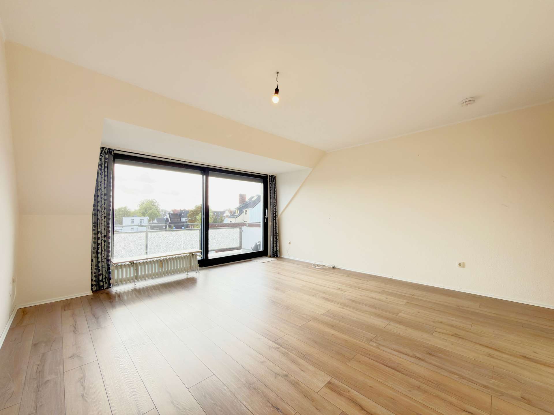 Wohnzimmer – Maisonettewohnung mit Südbalkon über den Dächern von Walle, Bremen