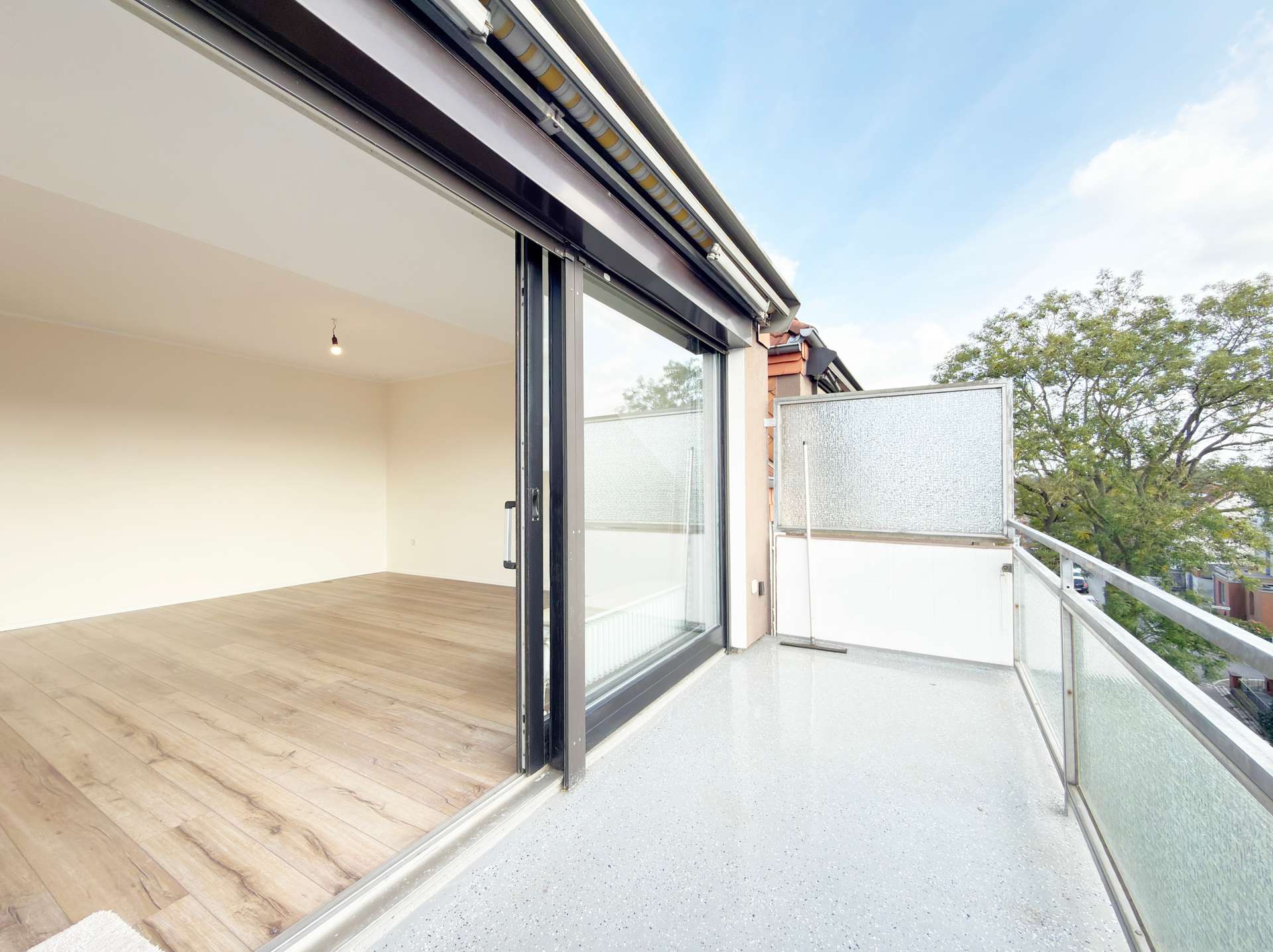 Wohnzimmer – Maisonettewohnung mit Südbalkon über den Dächern von Walle, Bremen