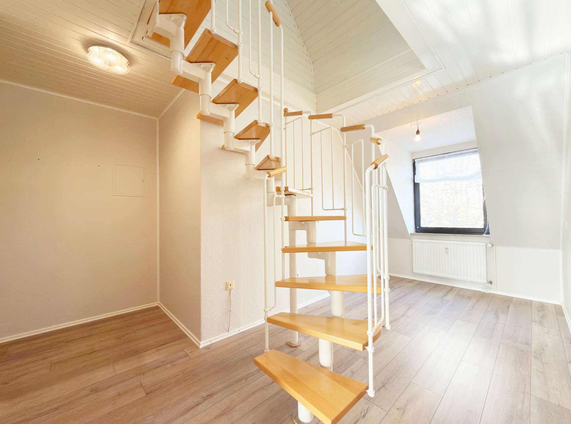 Flur – Maisonettewohnung mit Südbalkon über den Dächern von Walle, Bremen