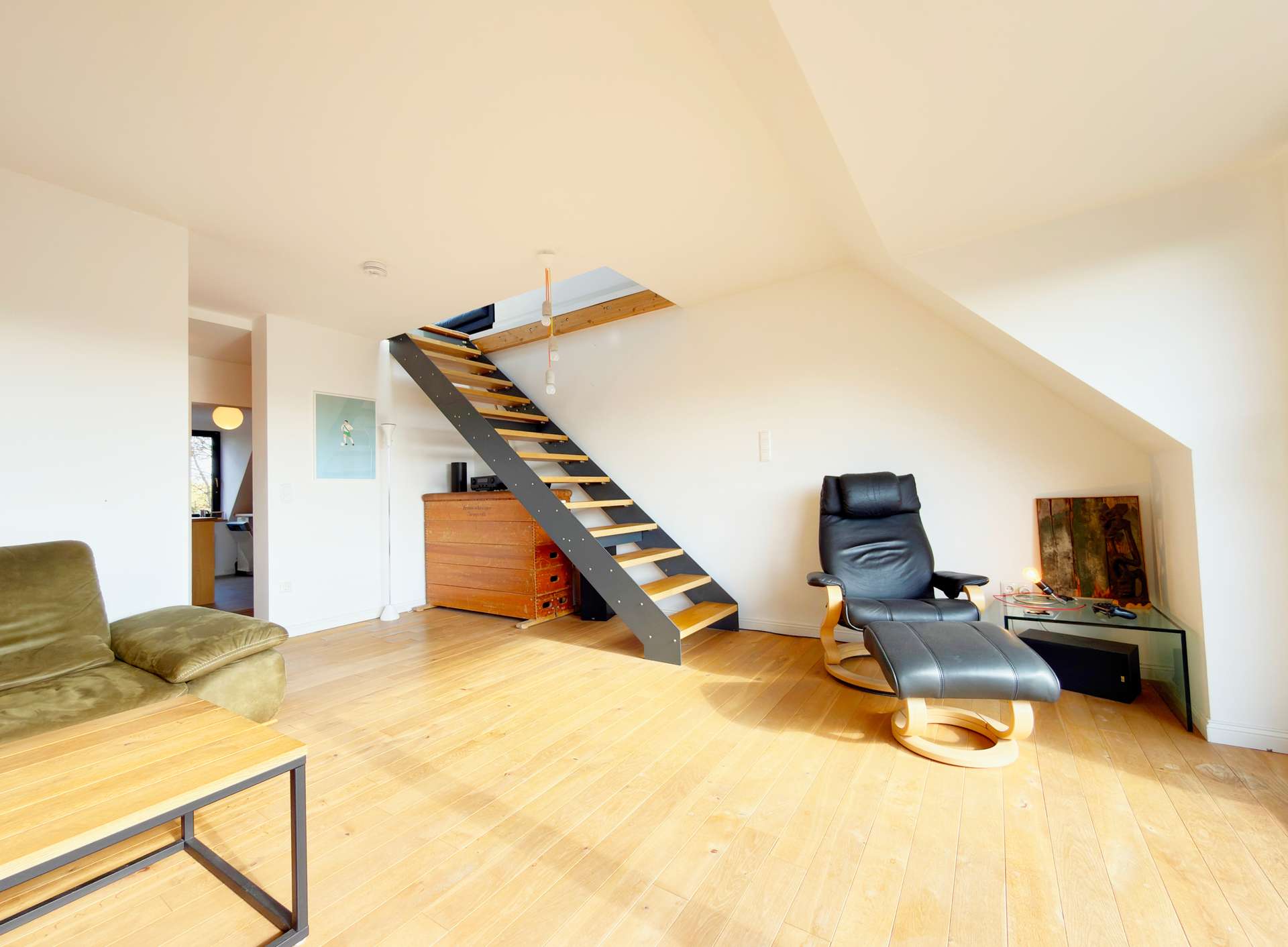 Wohnzimmer – Moderne, klimatisierte Maisonettewohnung im Loftcharakter mit Balkon und Garage, Bremen