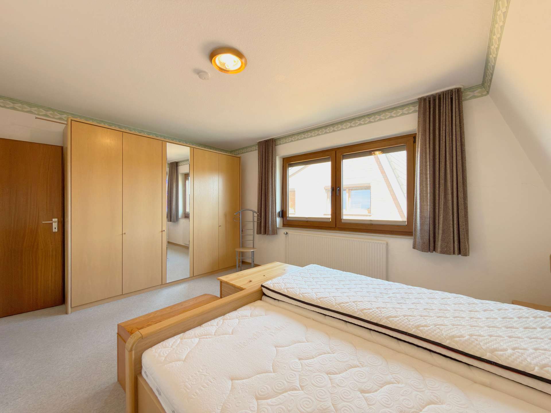 Schlafzimmer – Freistehendes Einfamilienhaus mit Garten und Garage, Lemwerder