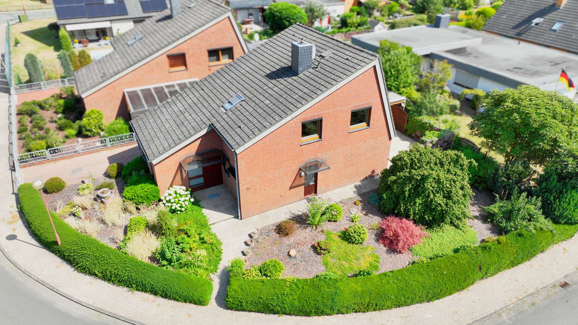 Freistehendes Einfamilienhaus mit Garten und Garage