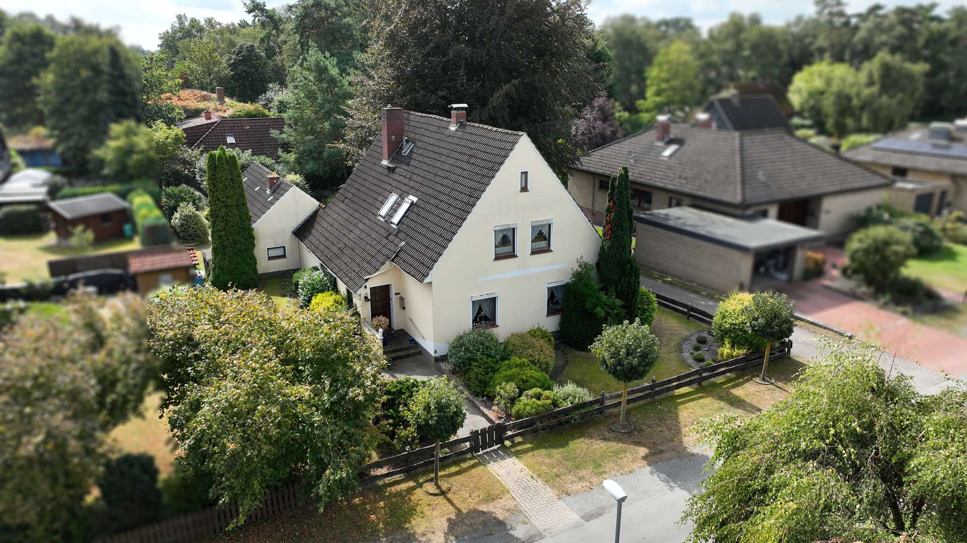 Außenansicht links – Einfamilienhaus mit Doppelgarage und Garten in ruhiger Wohnlage, Lilienthal