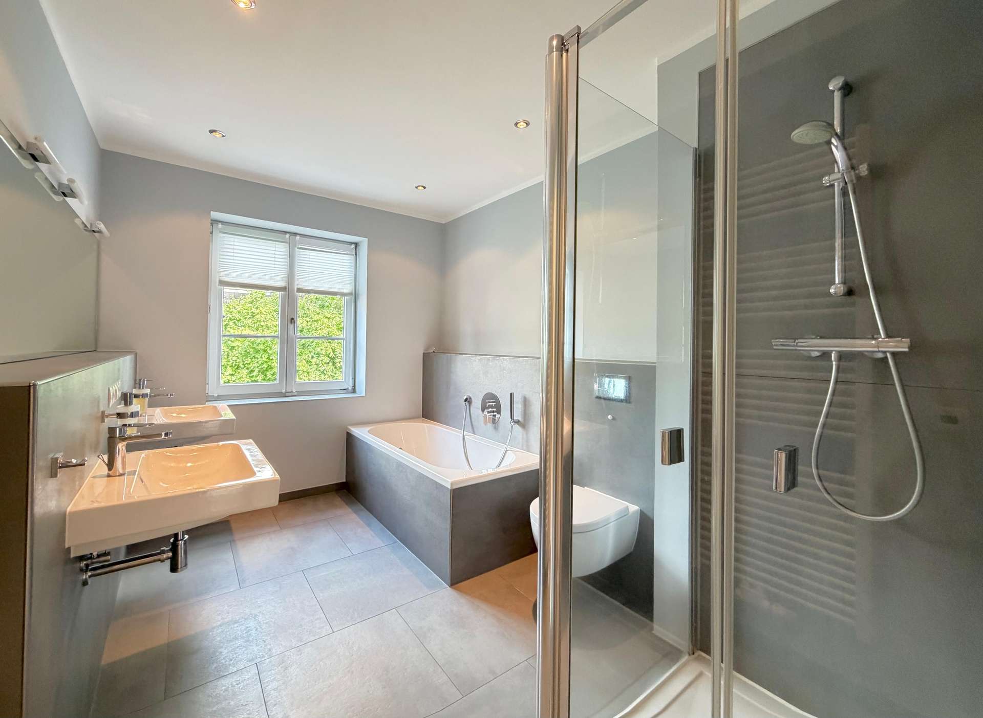 Badezimmer Obergeschoss – Courtagefrei: Stilvoll saniertes Reihenmittelhaus in begehrter Lage am Wachmannstraßenquartier, Bremen