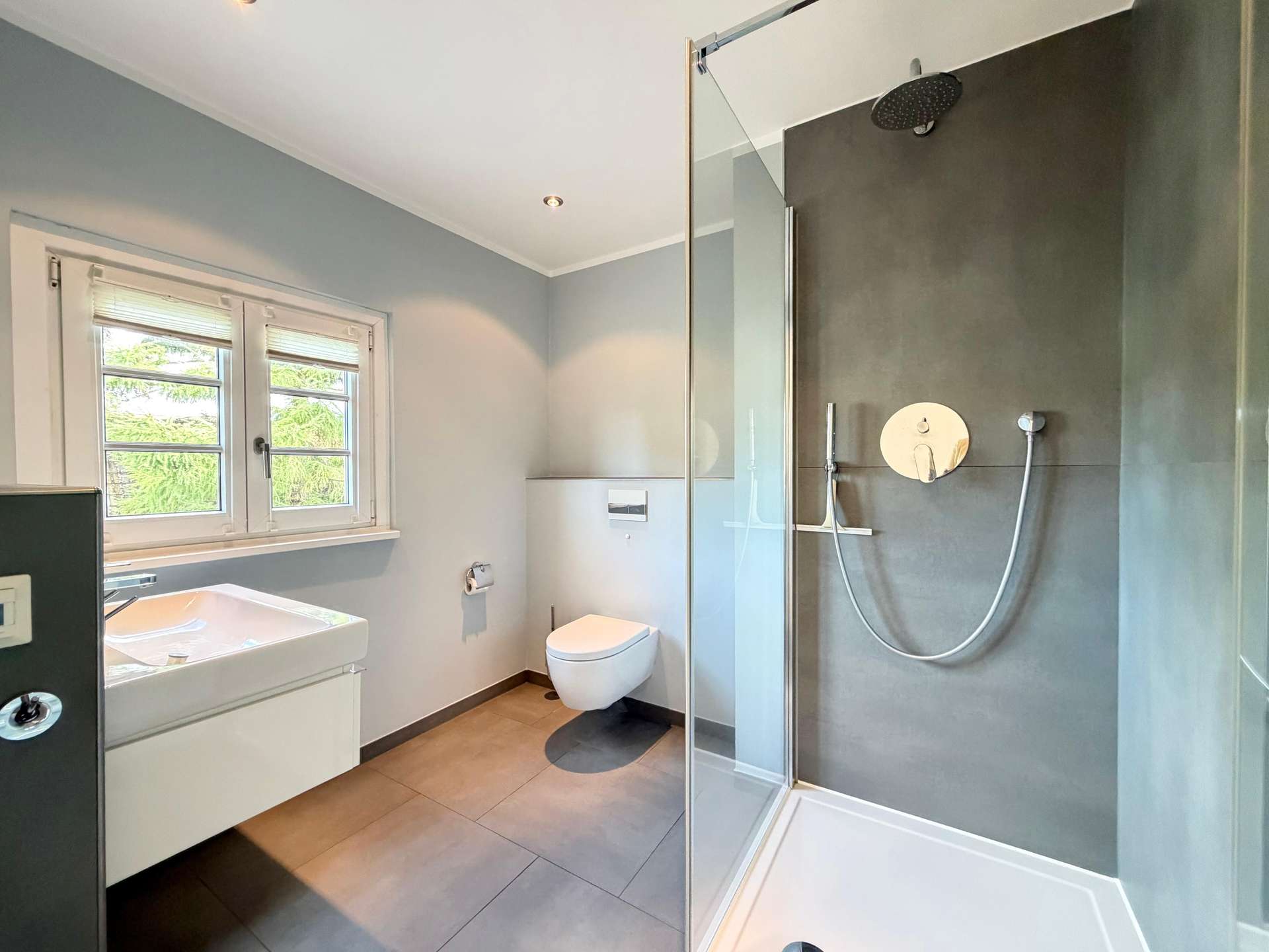 Badezimmer Dachgeschoss – Courtagefrei: Stilvoll saniertes Reihenmittelhaus in begehrter Lage am Wachmannstraßenquartier, Bremen