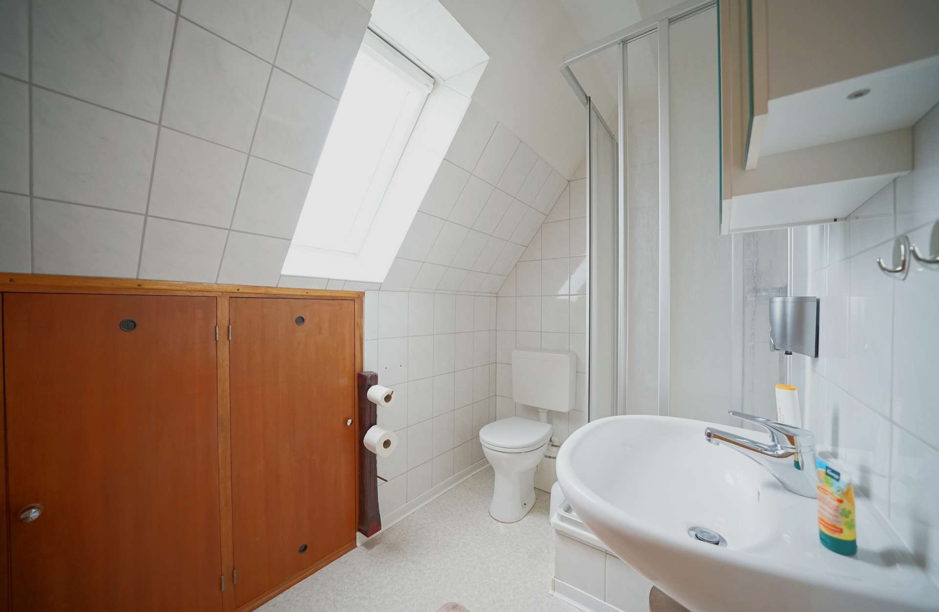 Badezimmer DG – Doppelhaushälfte mit Anbau und Garage auf großem Grundstück, Bremen