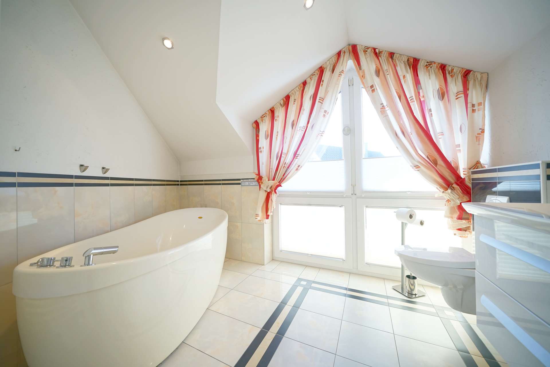 Badezimmer DG – Individuelles Einfamilienhaus mit Garage in ruhiger Lage, Achim
