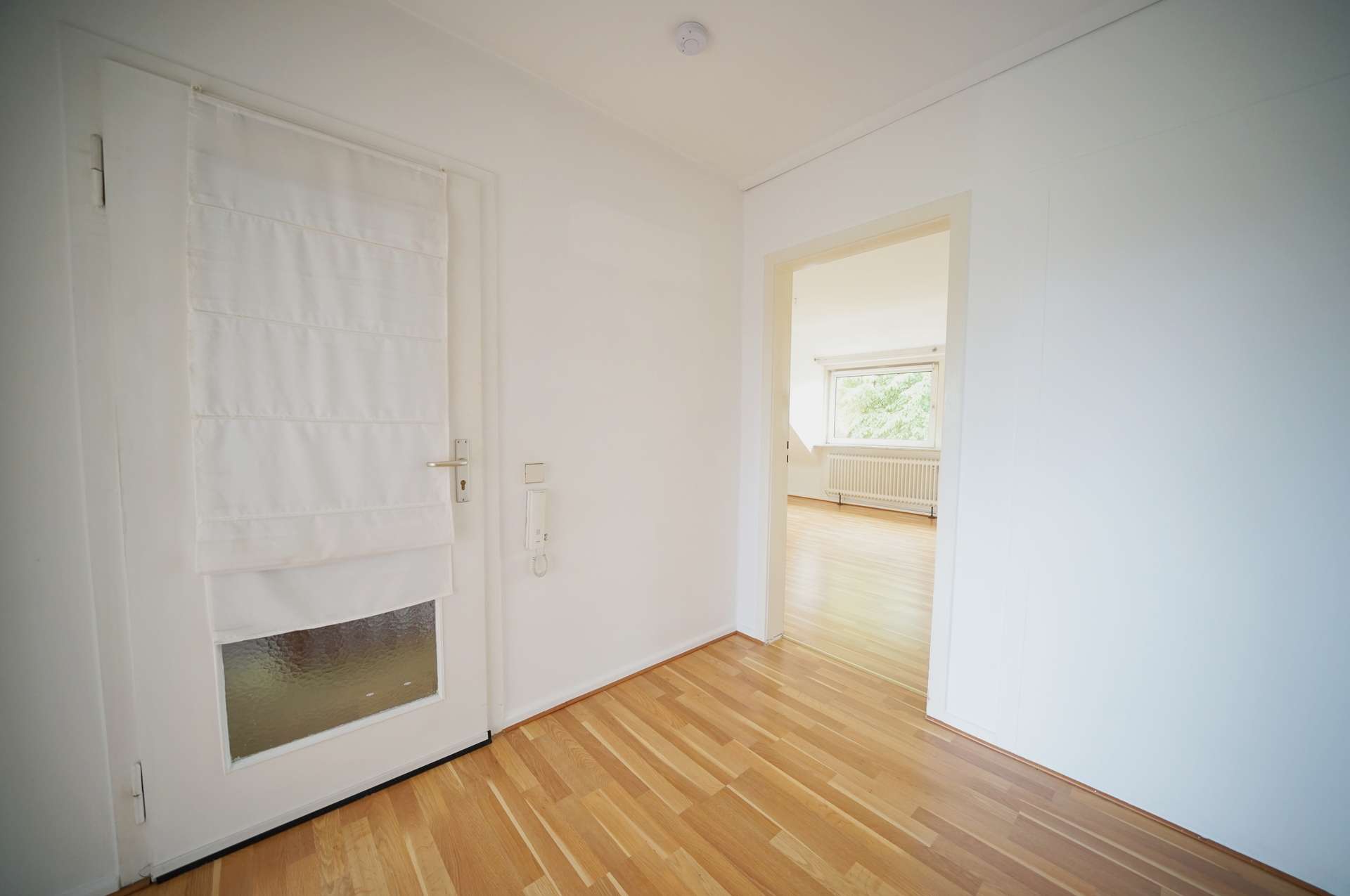 Flur DG – Mehrfamilienhaus mit drei Wohneinheiten und großem Keller, Bremen