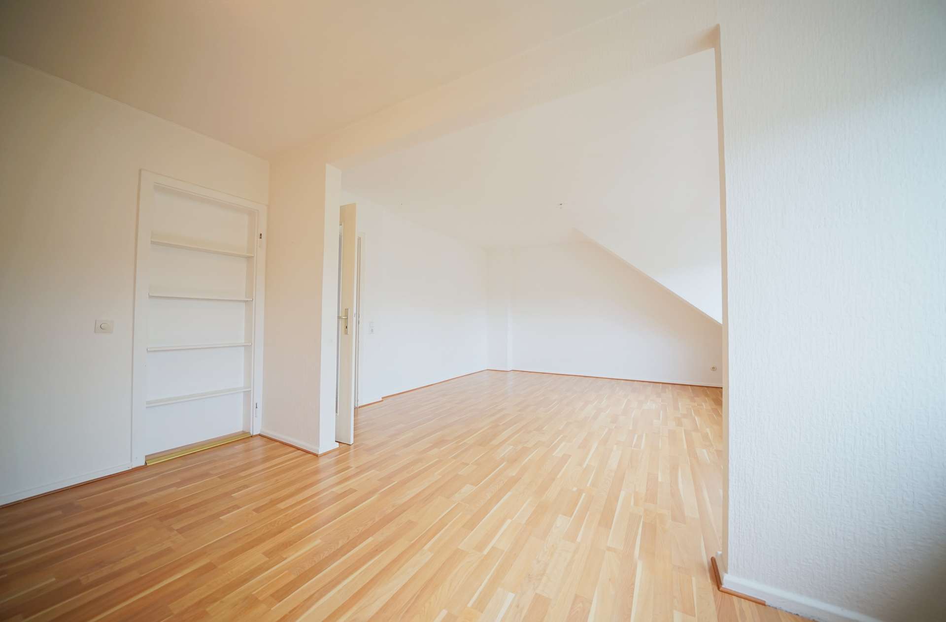 Wohnzimmer DG – Mehrfamilienhaus mit drei Wohneinheiten und großem Keller, Bremen