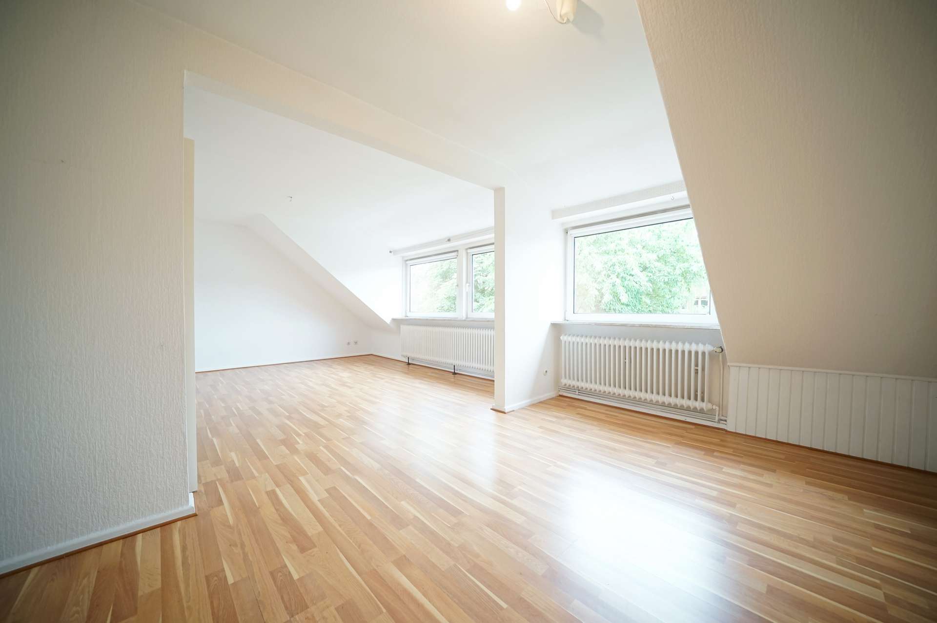 Wohnzimmer DG – Mehrfamilienhaus mit drei Wohneinheiten und großem Keller, Bremen