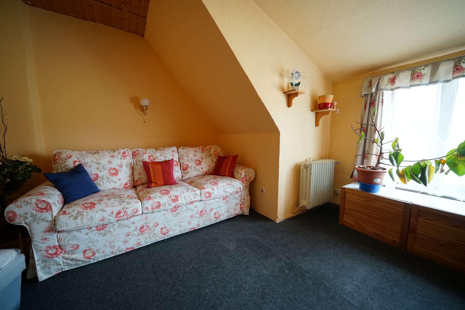 Zimmer DG – Reihenmittelhaus mit drei Wohneinheiten in gefragter Lage, Bremen