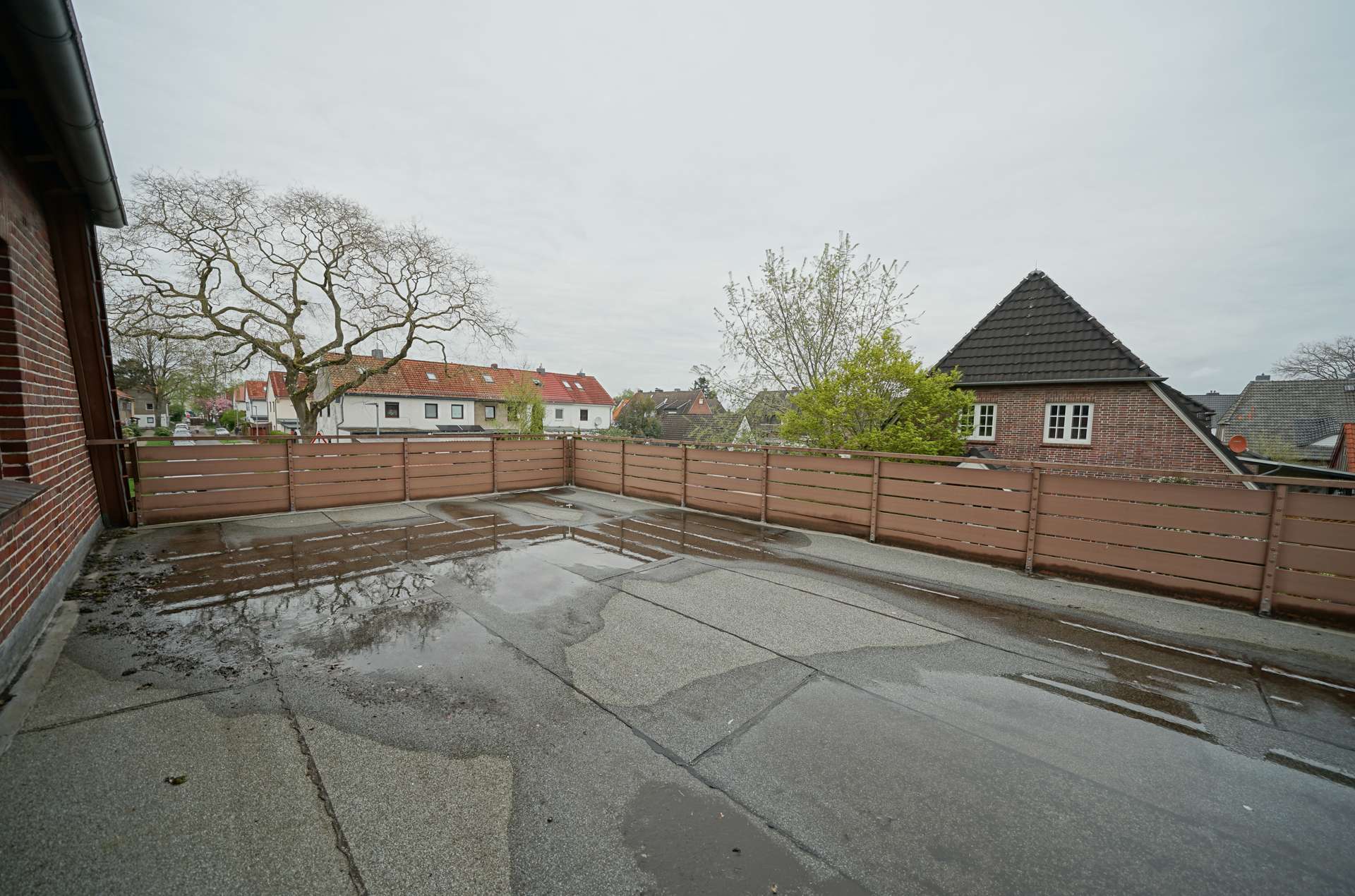 Dachterrasse – Doppelhaushälfte mit Anbau und Garage auf großem Grundstück, Bremen