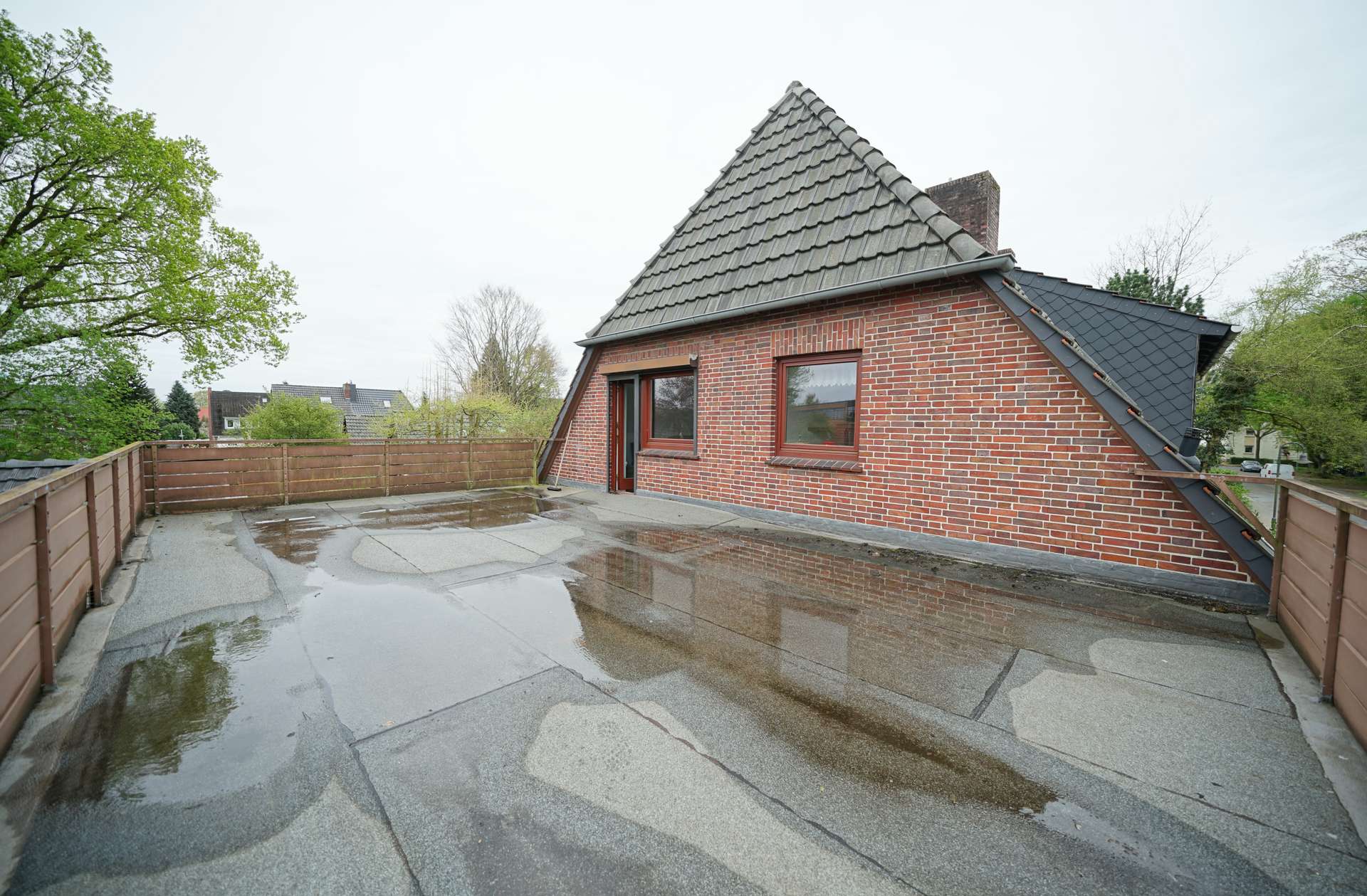 Dachterrasse II – Doppelhaushälfte mit Anbau und Garage auf großem Grundstück, Bremen