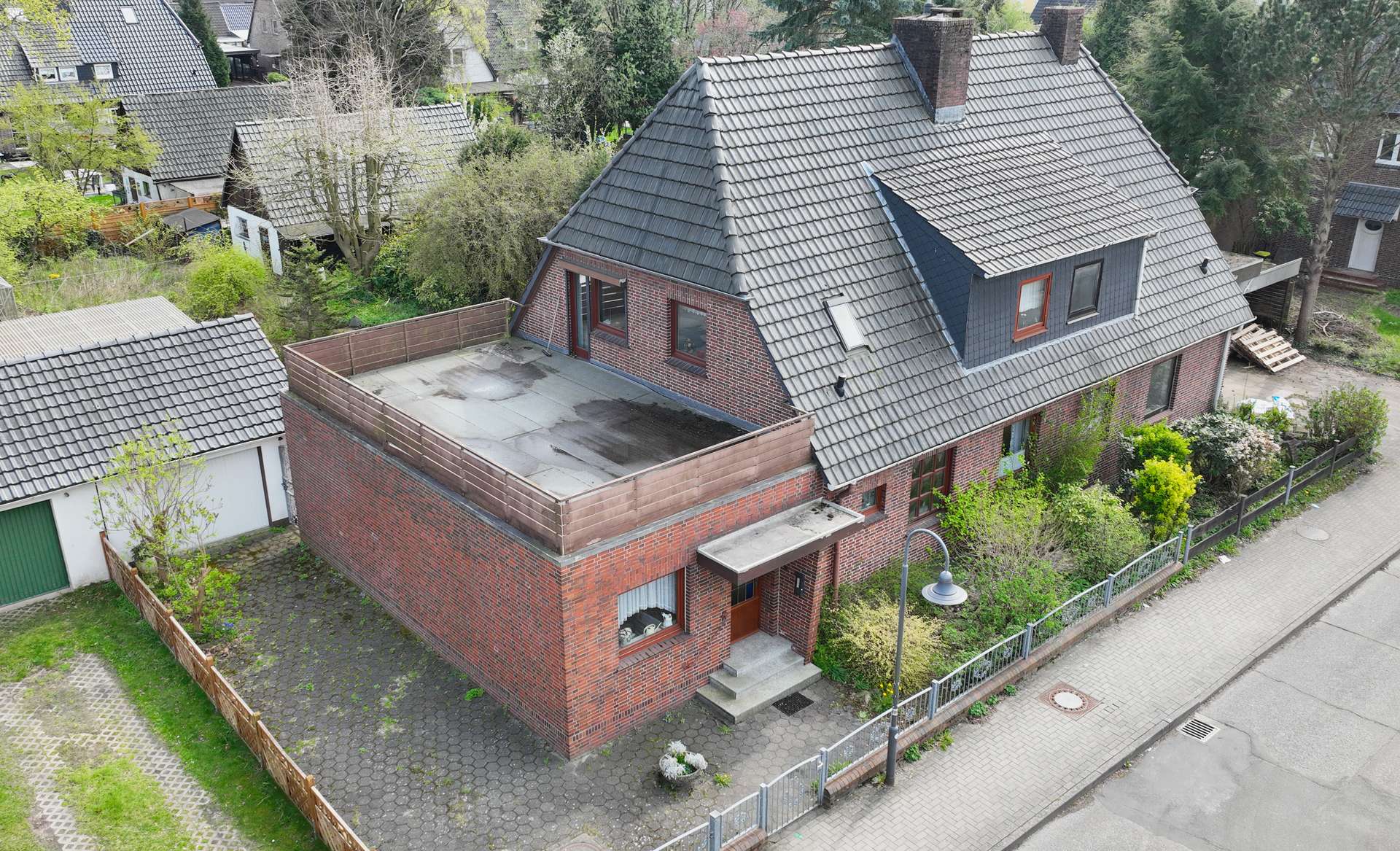 Frontansicht – Doppelhaushälfte mit Anbau und Garage auf großem Grundstück, Bremen