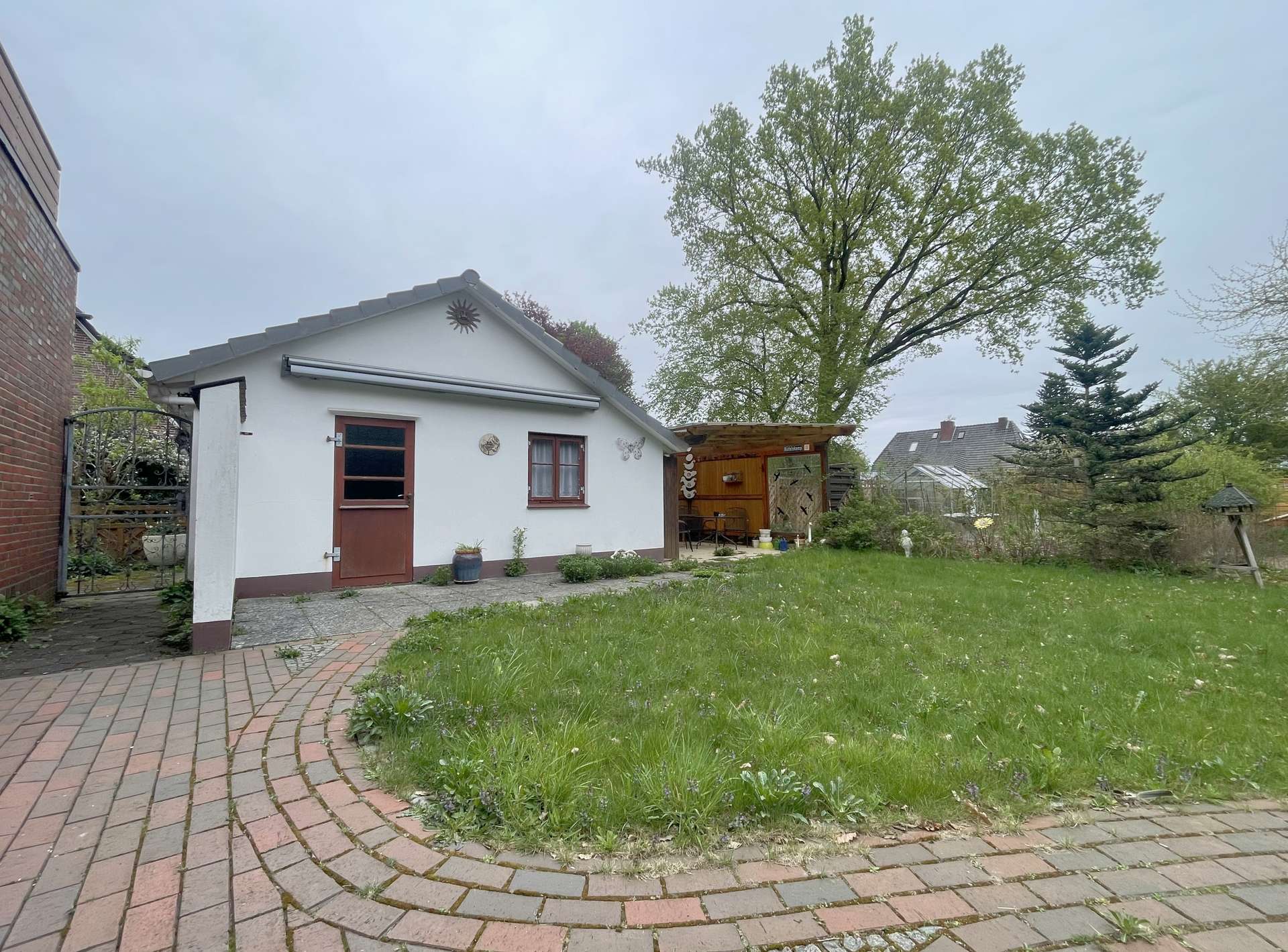 Garage und überdachte Terrasse – Doppelhaushälfte mit Anbau und Garage auf großem Grundstück, Bremen