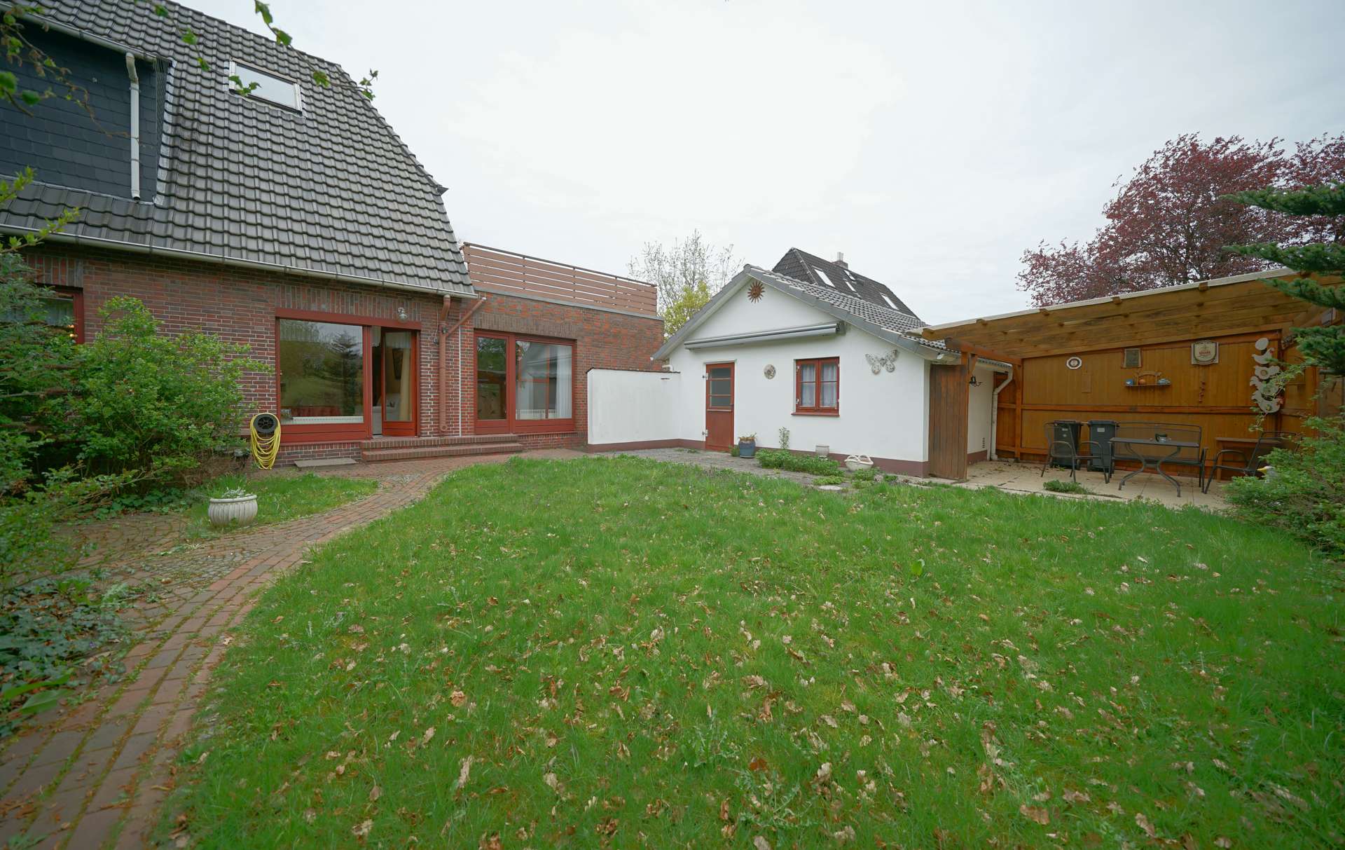 Garten – Doppelhaushälfte mit Anbau und Garage auf großem Grundstück, Bremen