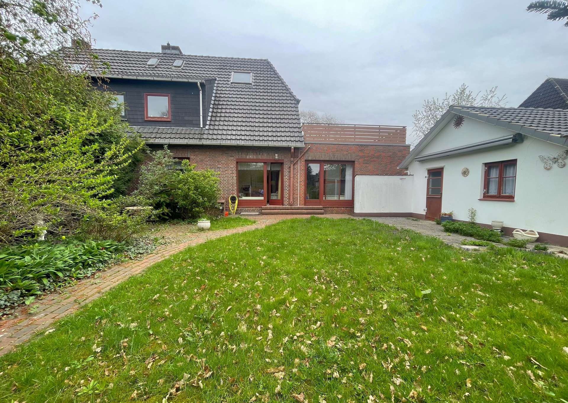 Garten Rückansicht – Doppelhaushälfte mit Anbau und Garage auf großem Grundstück, Bremen