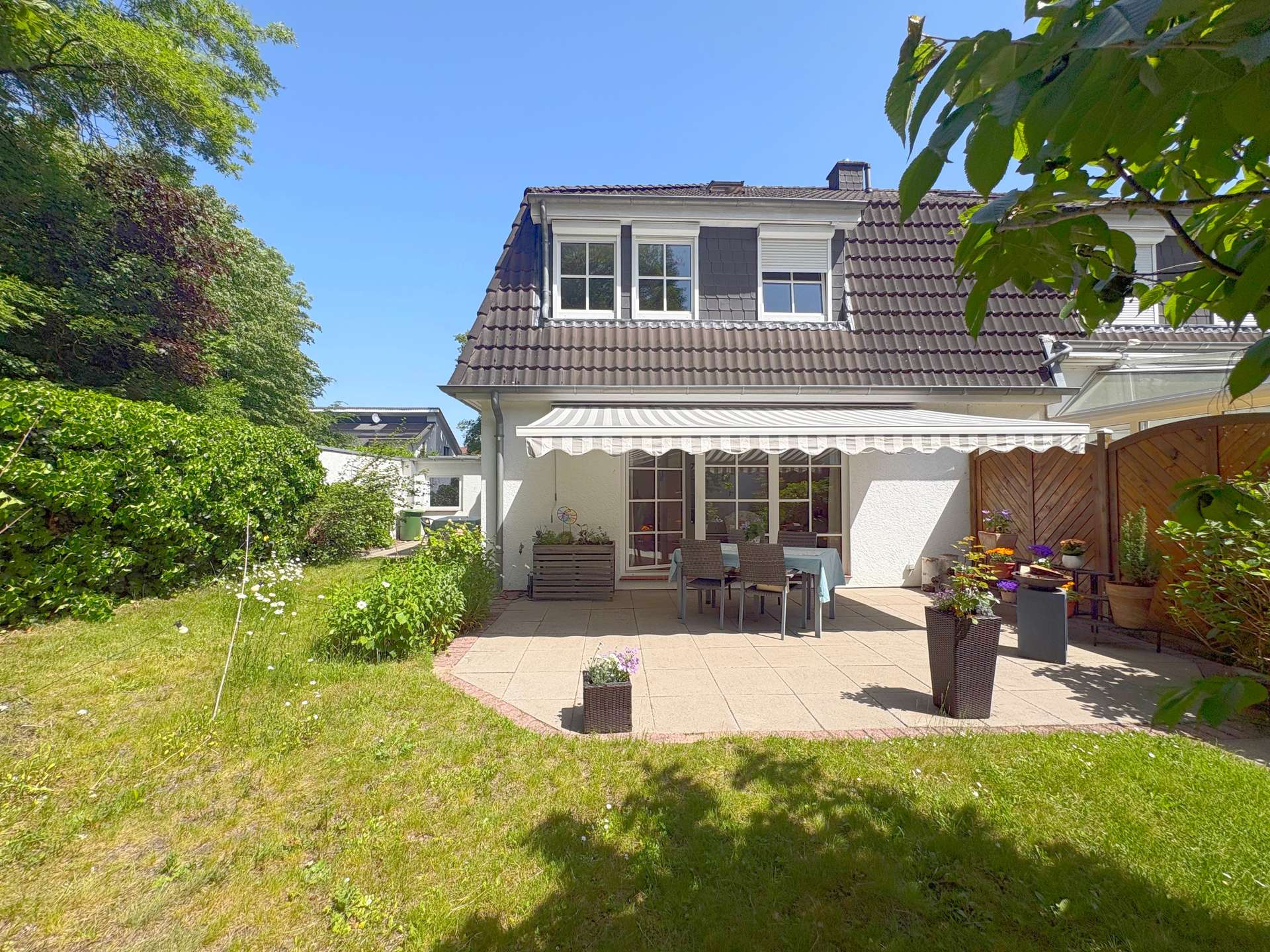 Garten mit Terrasse – Charmante DHH mit Garage in begehrter Lage, Bremen