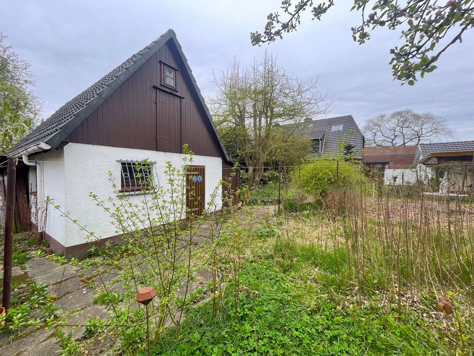 Garten mit massiven Schuppen – Doppelhaushälfte mit Anbau und Garage auf großem Grundstück, Bremen