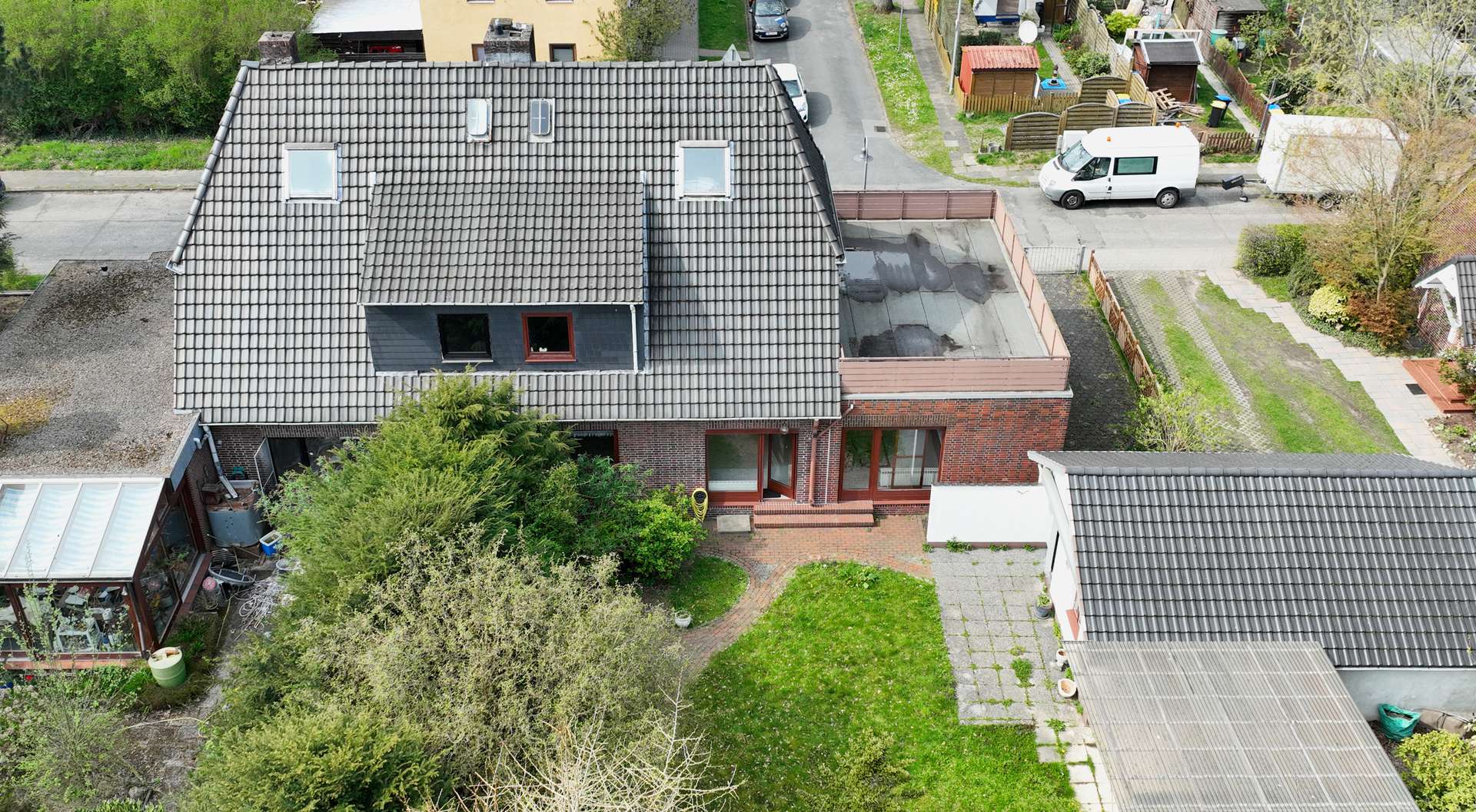Gartenansicht – Doppelhaushälfte mit Anbau und Garage auf großem Grundstück, Bremen