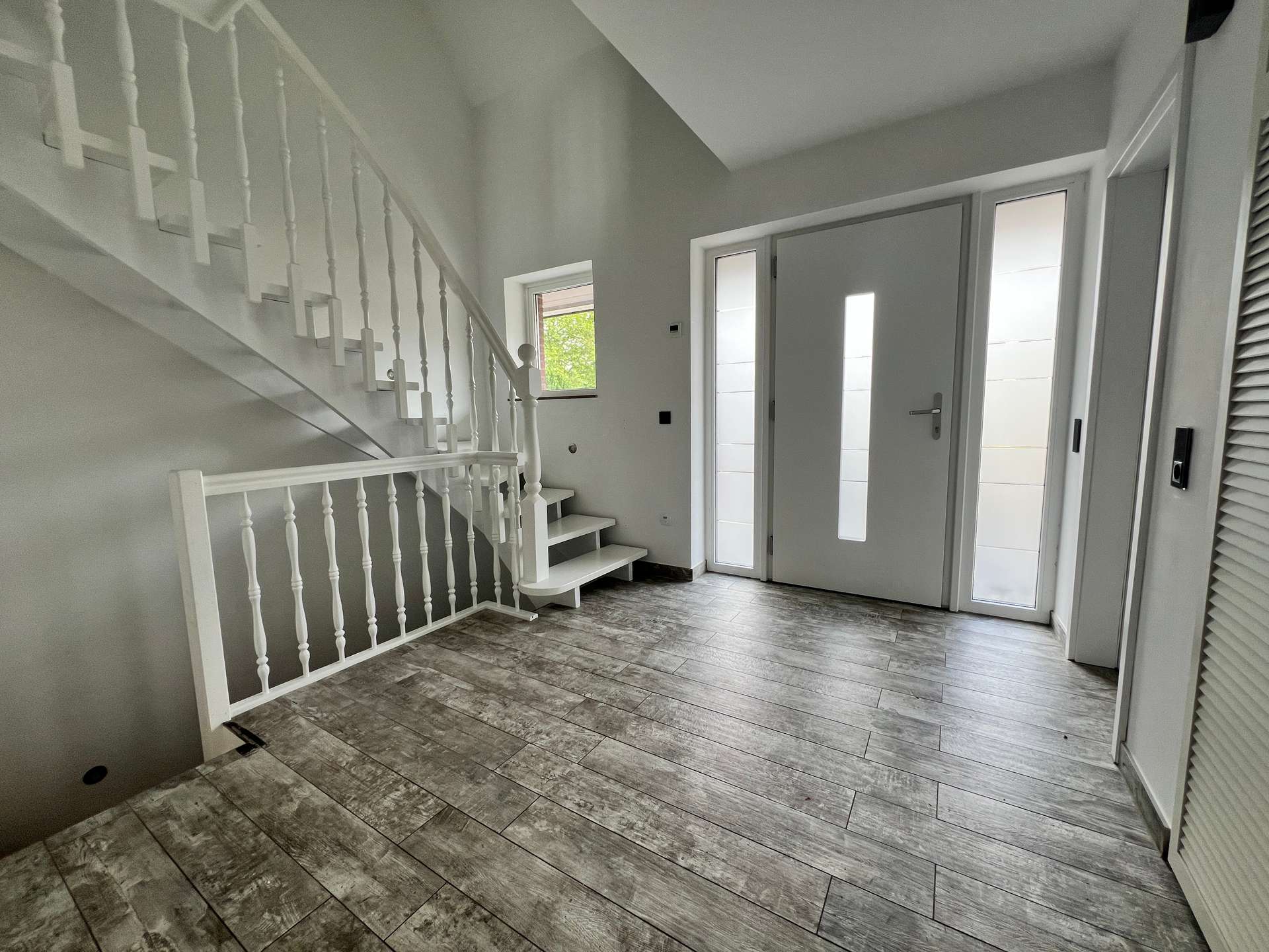 Flur – Modernes Einfamilienhaus mit Balkon, Terrasse und Garten, Verden (Aller)