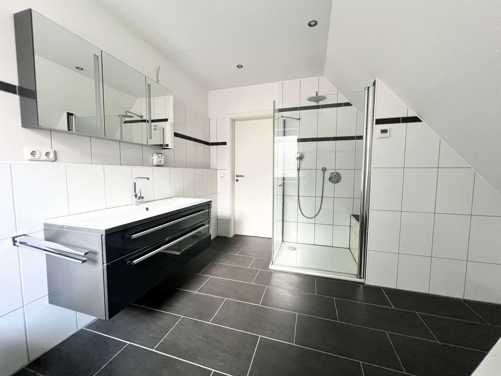 Badezimmer – Modernes Einfamilienhaus mit Balkon, Terrasse und Garten, Verden (Aller)