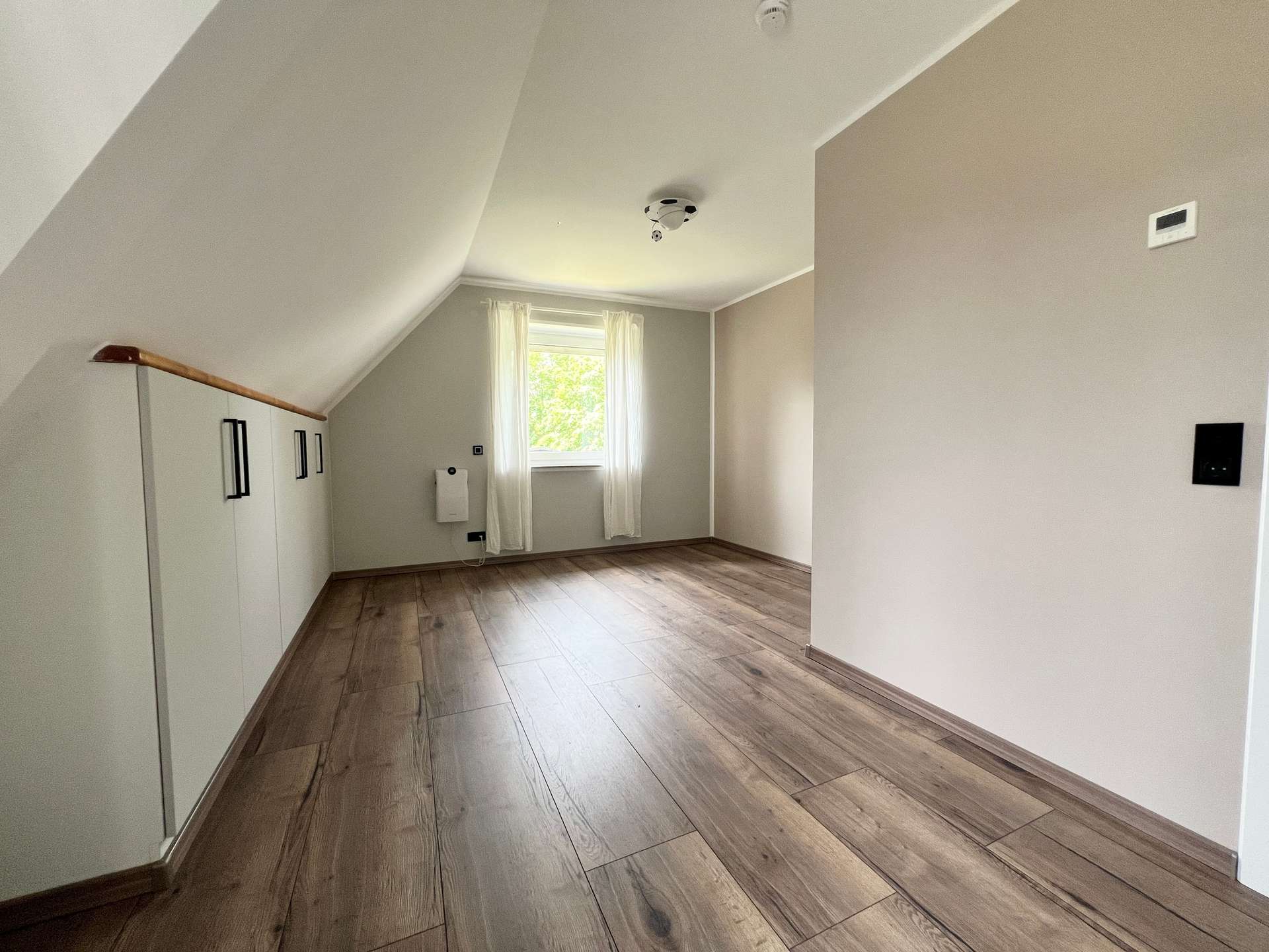 Schlafzimmer – Modernes Einfamilienhaus mit Balkon, Terrasse und Garten, Verden (Aller)
