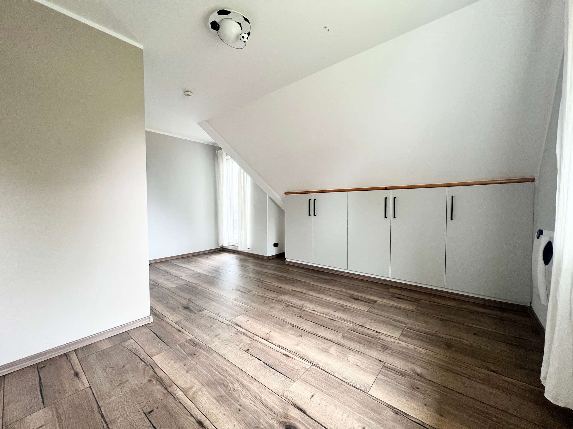 Schlafzimmer – Modernes Einfamilienhaus mit Balkon, Terrasse und Garten, Verden (Aller)