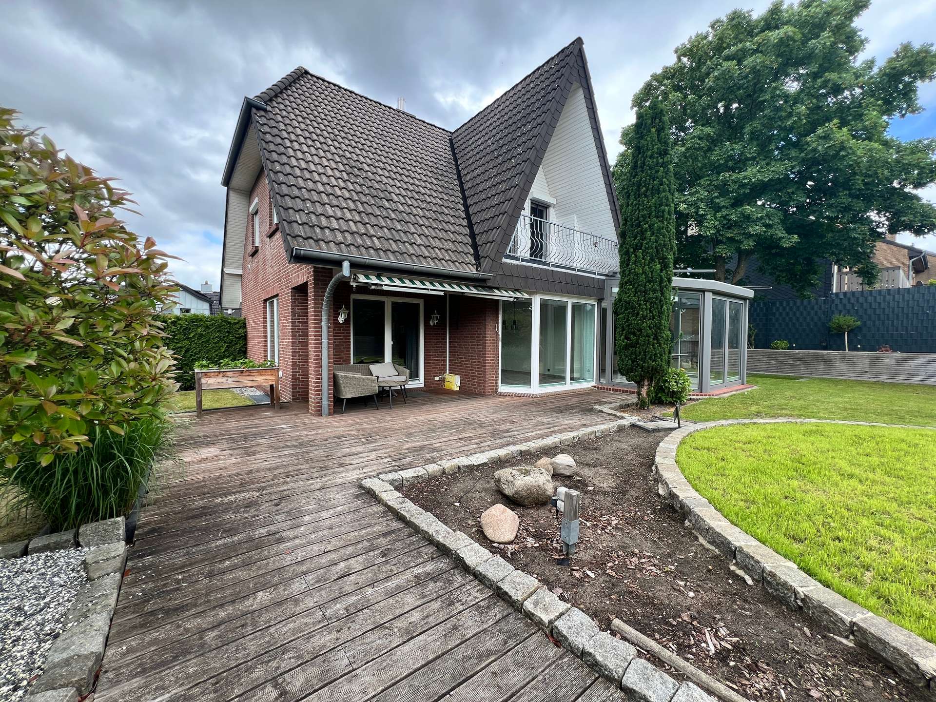 Außenansicht – Modernes Einfamilienhaus mit Balkon, Terrasse und Garten, Verden (Aller)