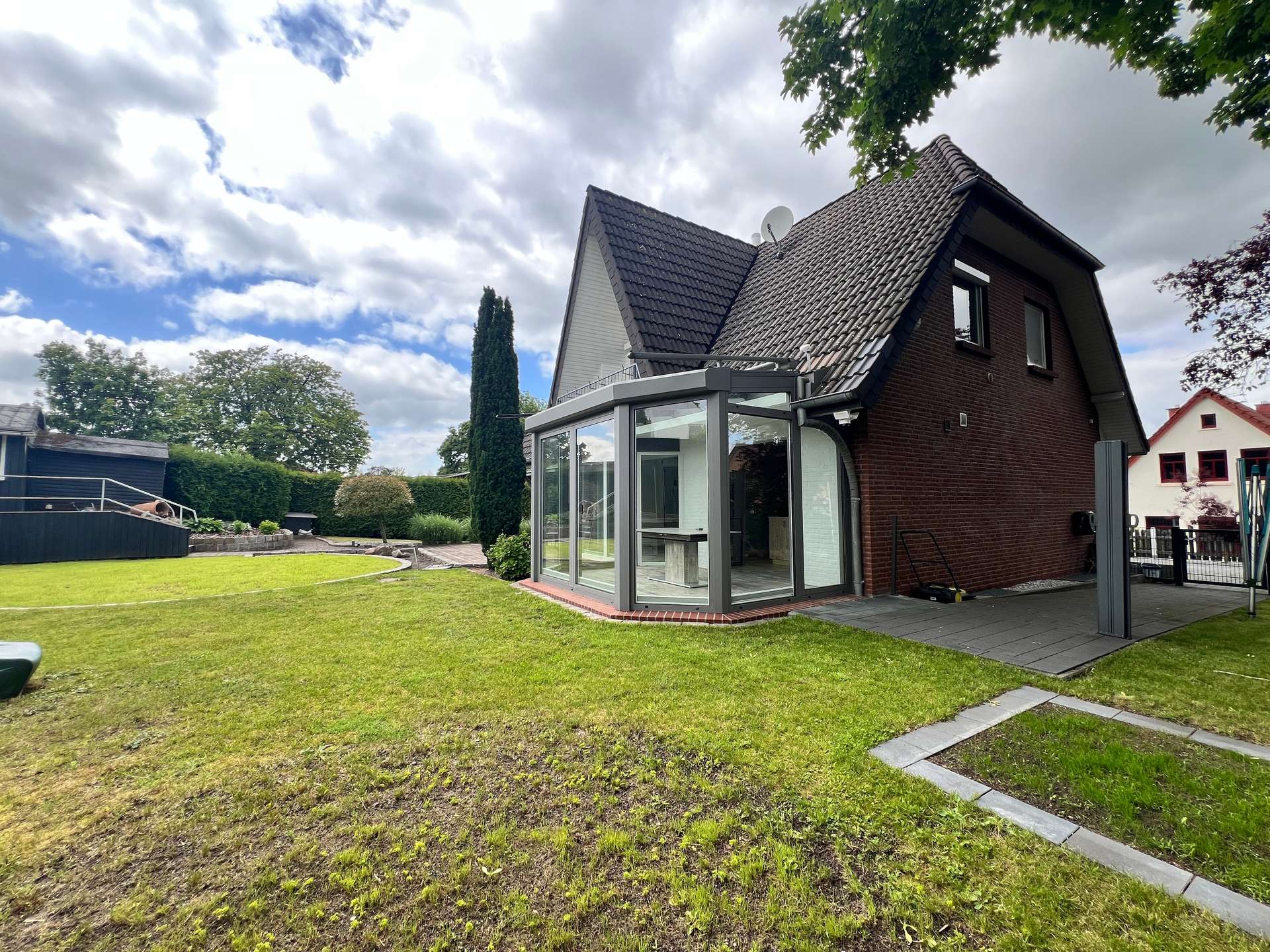 Außenansicht – Modernes Einfamilienhaus mit Balkon, Terrasse und Garten, Verden (Aller)