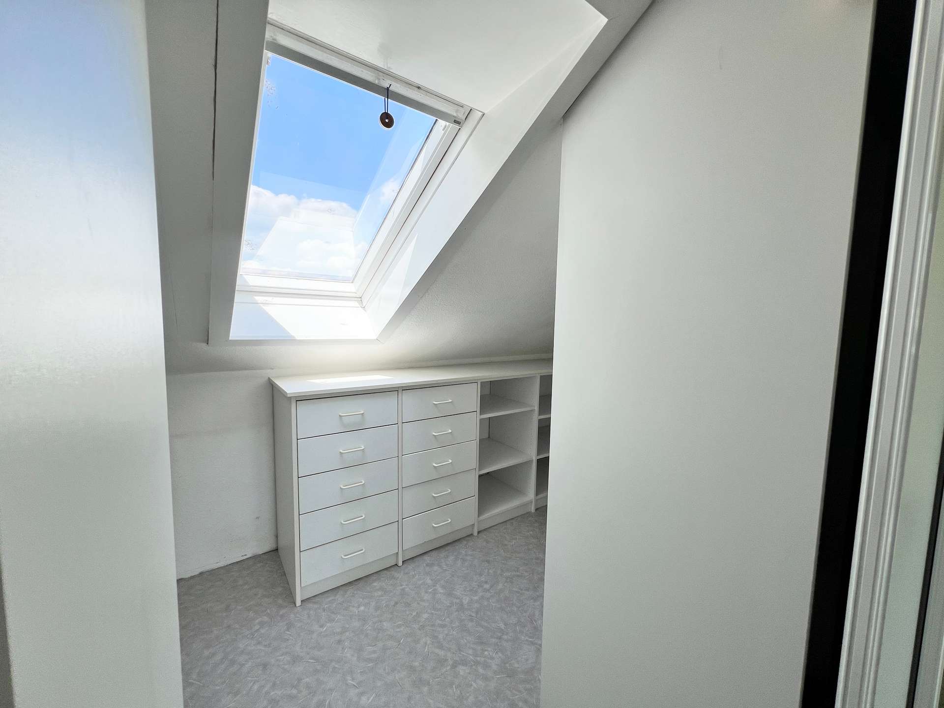 Ankleidezimmer – Maisonettewohnung mit Balkon und Tiefgaragenstellplatz in zentraler Lage, Lilienthal