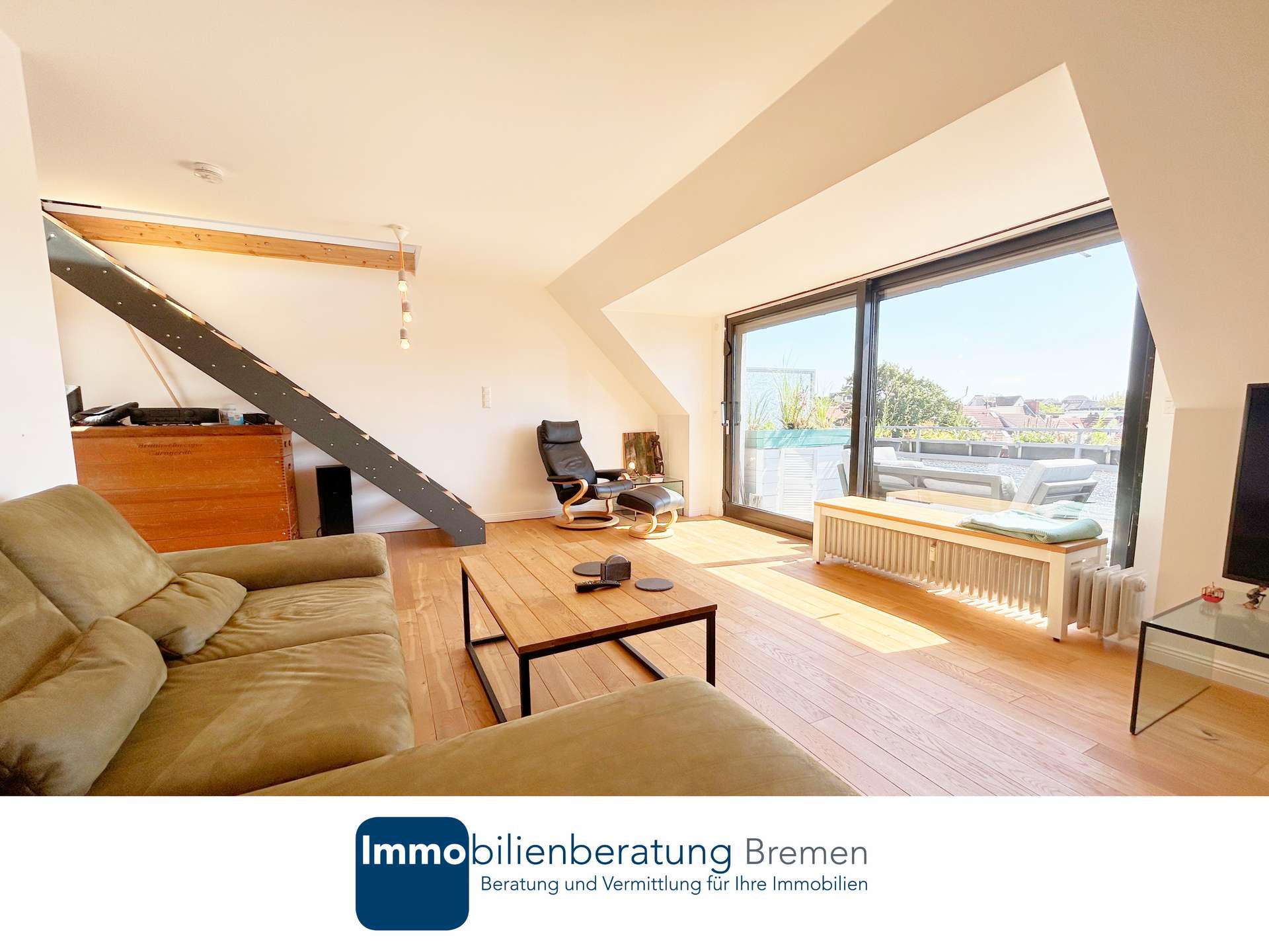 Moderne, klimatisierte Maisonettewohnung im Loftcharakter mit Balkon und Garage