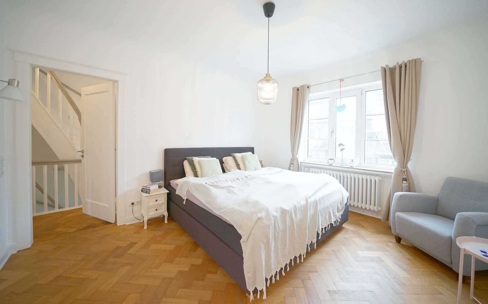 Schlafzimmer – Courtagefrei: Stilvoll saniertes Reihenmittelhaus in begehrter Lage am Wachmannstraßenquartier, Bremen
