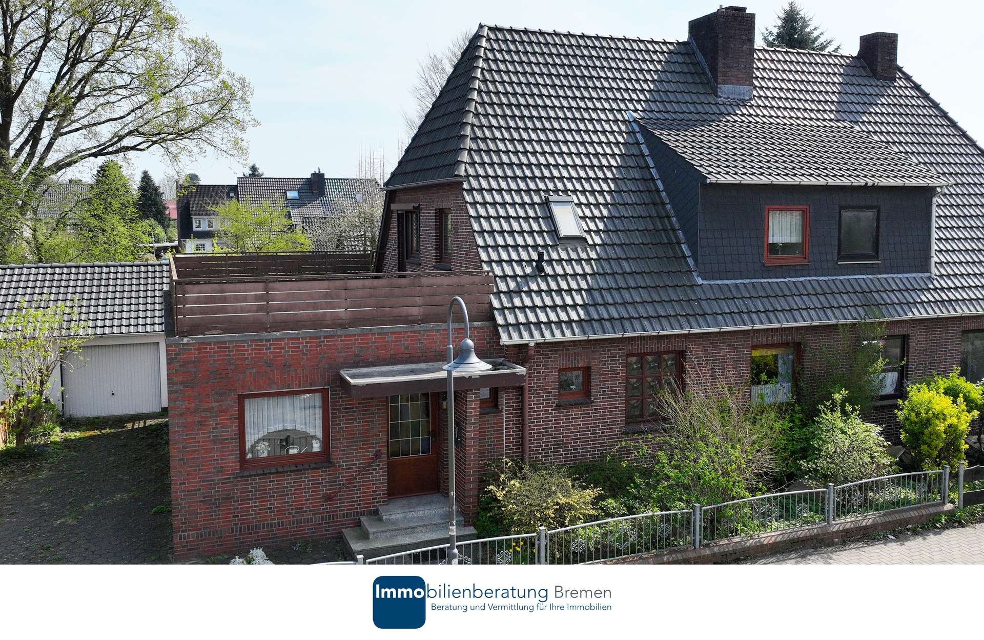 Doppelhaushälfte mit Anbau und Garage auf großem Grundstück