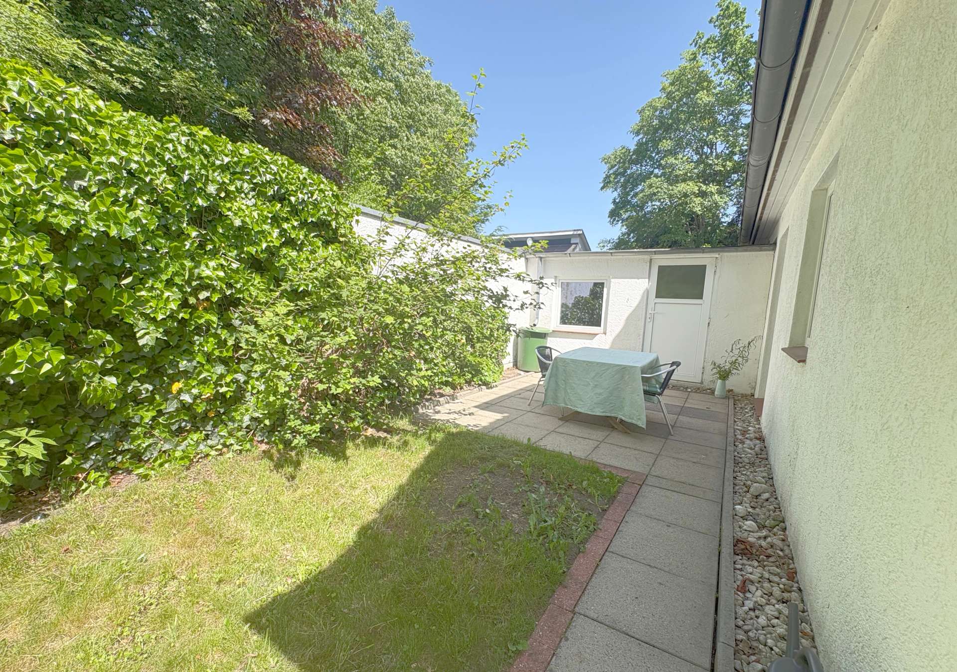 Terrasse 2 – Charmante DHH mit Garage in begehrter Lage, Bremen