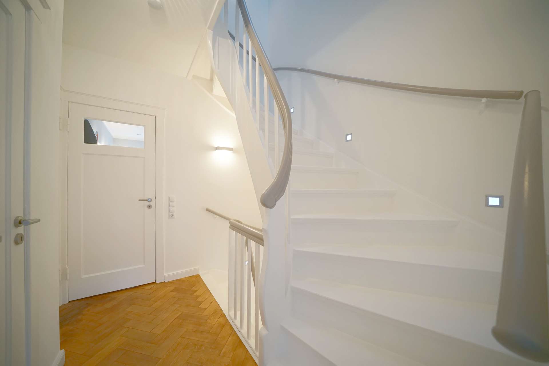 Treppenhaus Flur OG zum DG – Courtagefrei: Stilvoll saniertes Reihenmittelhaus in begehrter Lage am Wachmannstraßenquartier, Bremen