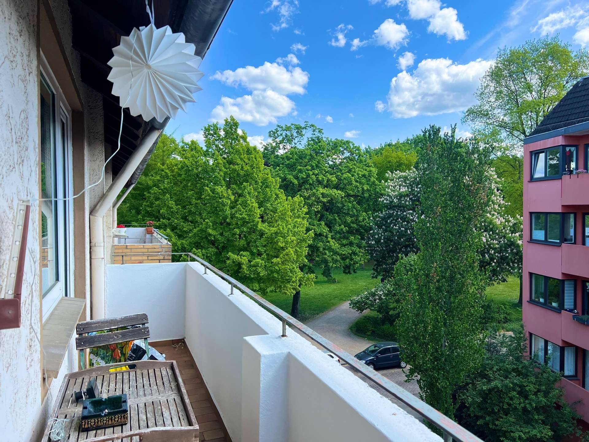 Balkon mit Blick in den Park – Vermietete Drei-Zimmer-Wohnung mit zwei Balkonen und Garage, Bremen