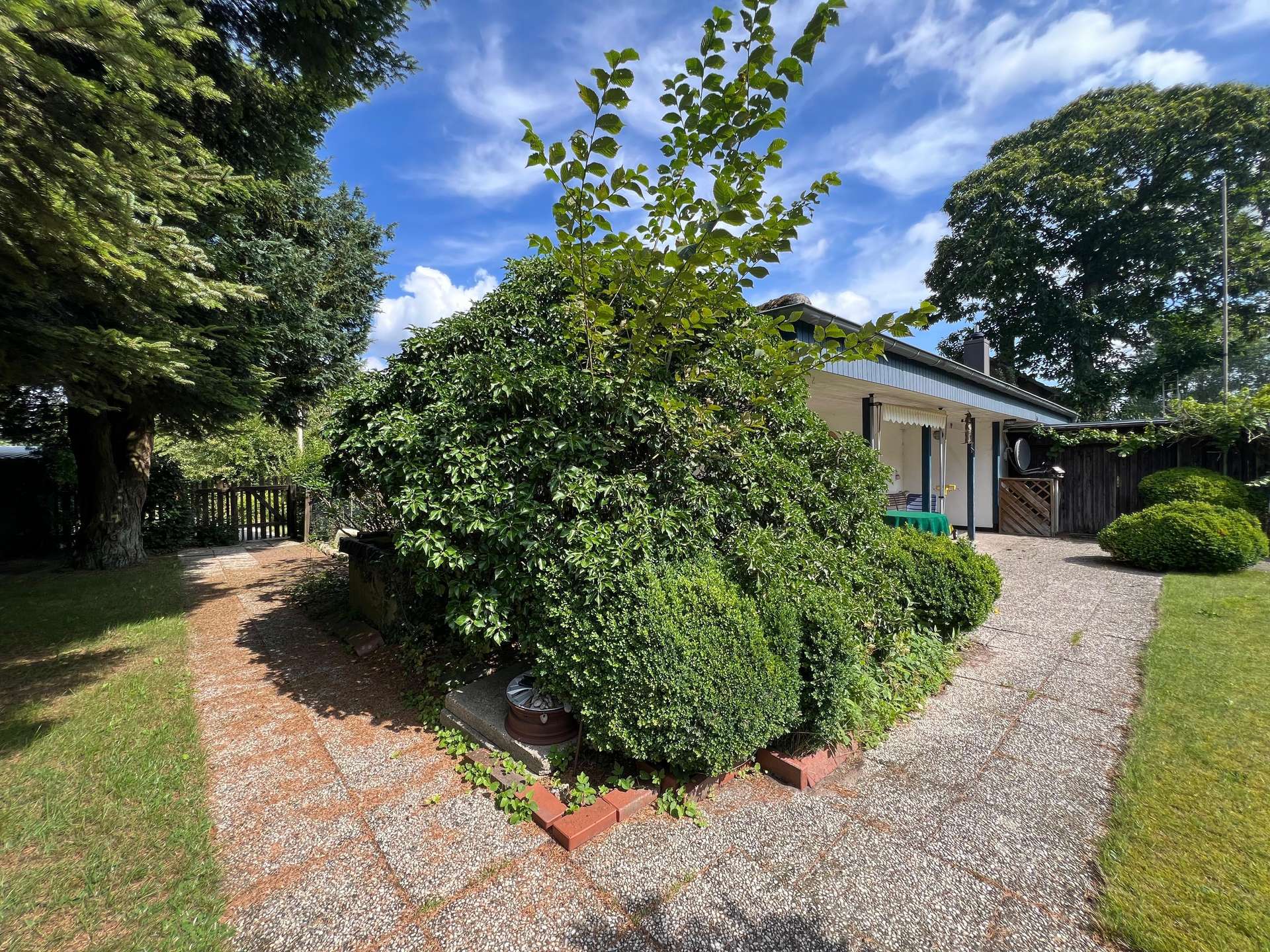 Blickwinkel Gartenzugang und Terrasse – Provisionsfrei: Bungalow mit Garage auf großem Grundstück, Flensburg
