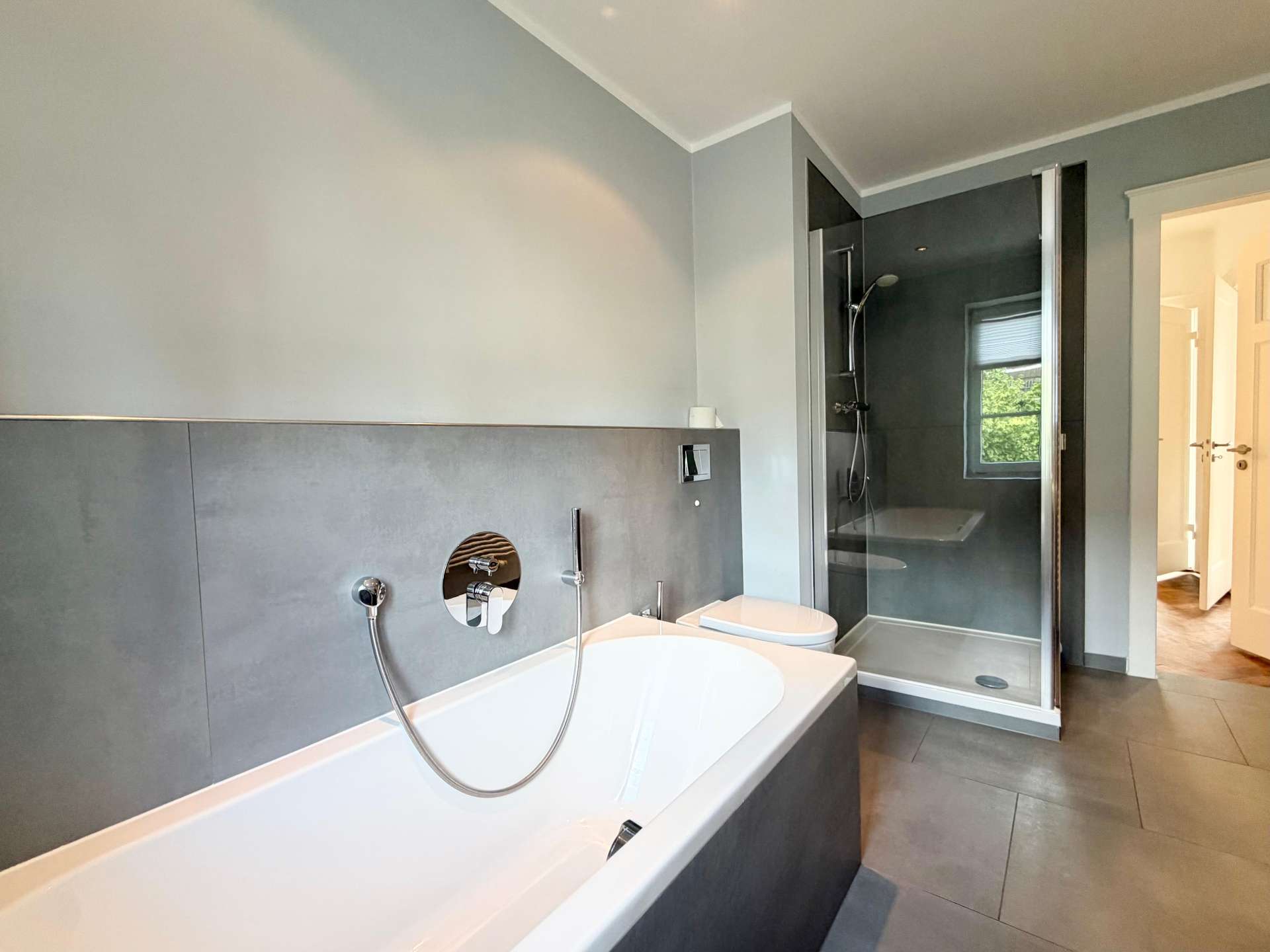 Badezimmer Obergeschoss – Courtagefrei: Stilvoll saniertes Reihenmittelhaus in begehrter Lage am Wachmannstraßenquartier, Bremen