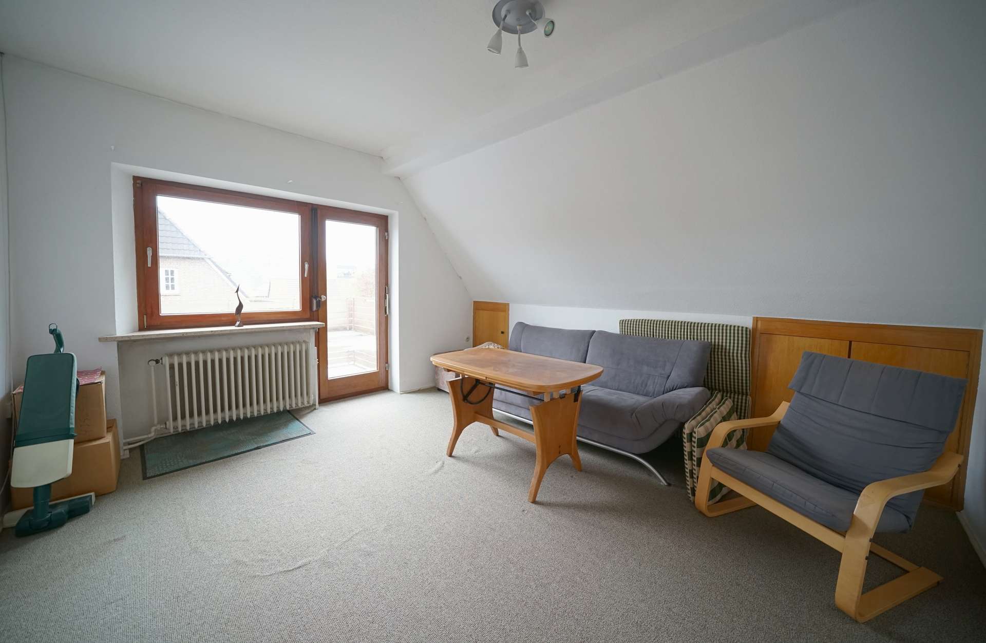 Wohnzimmer DG – Doppelhaushälfte mit Anbau und Garage auf großem Grundstück, Bremen
