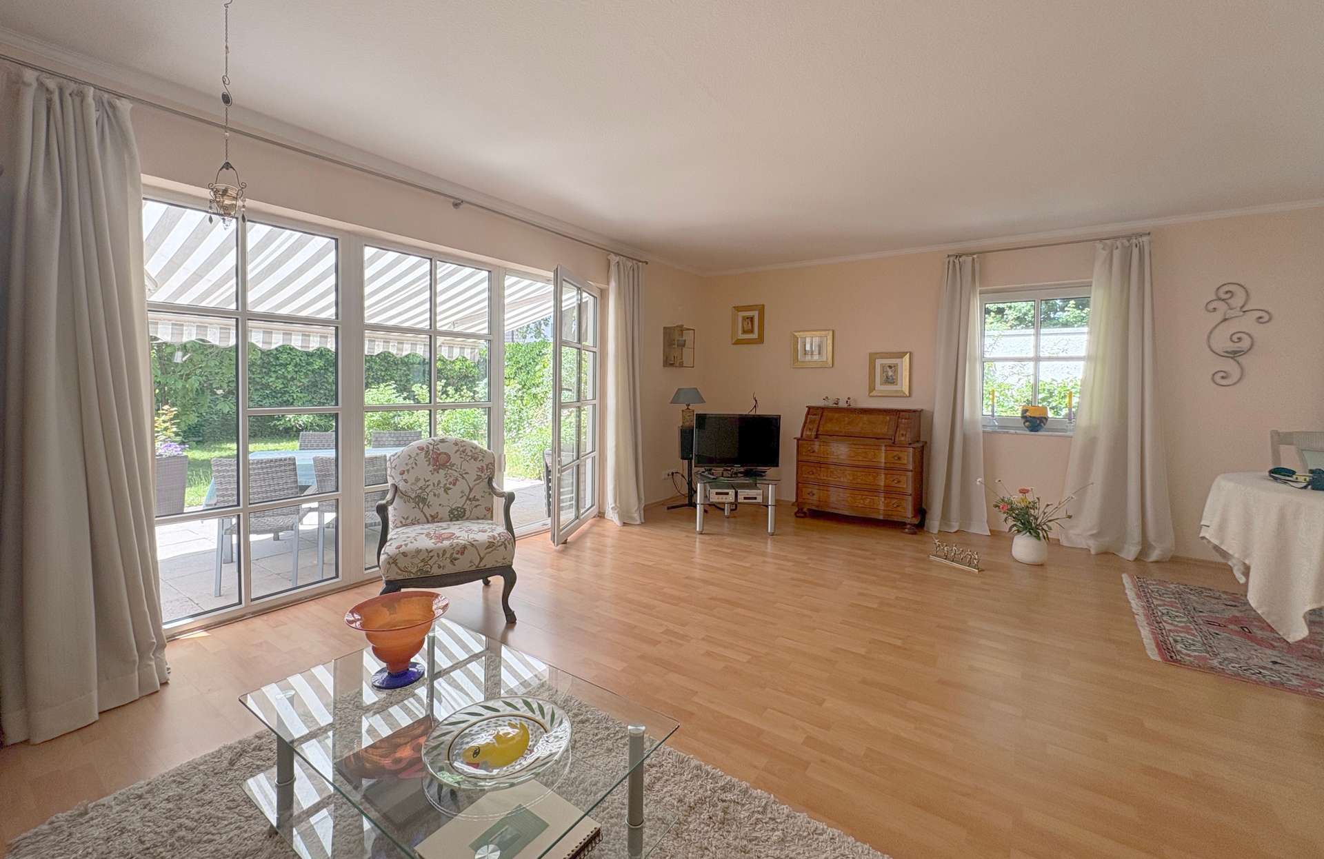 Wohnzimmer mit Terrassenzugang – Charmante DHH mit Garage in begehrter Lage, Bremen