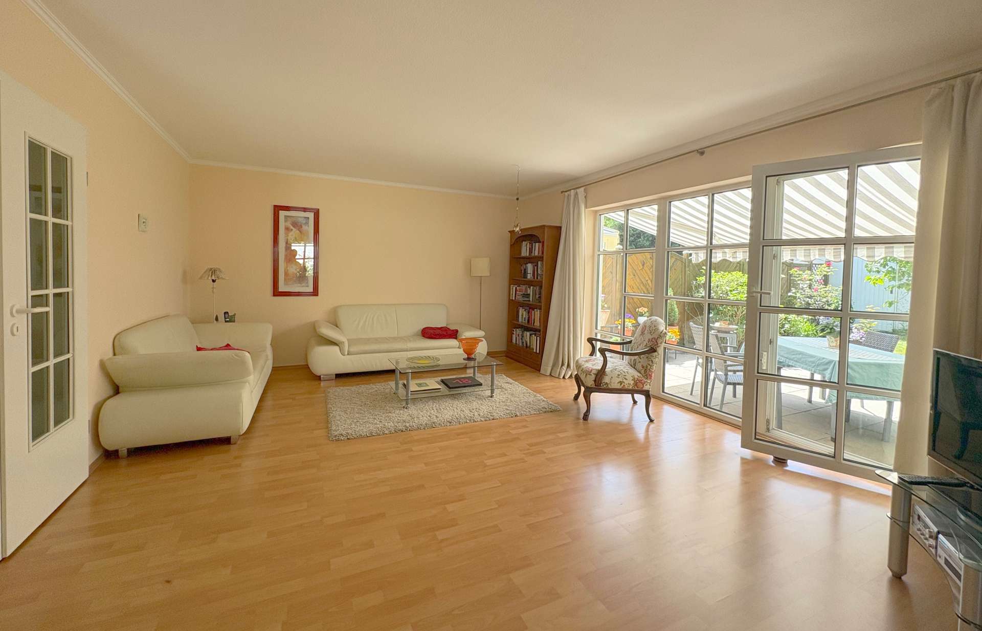 Wohnzimmer mit Terrassenzugang – Charmante DHH mit Garage in begehrter Lage, Bremen