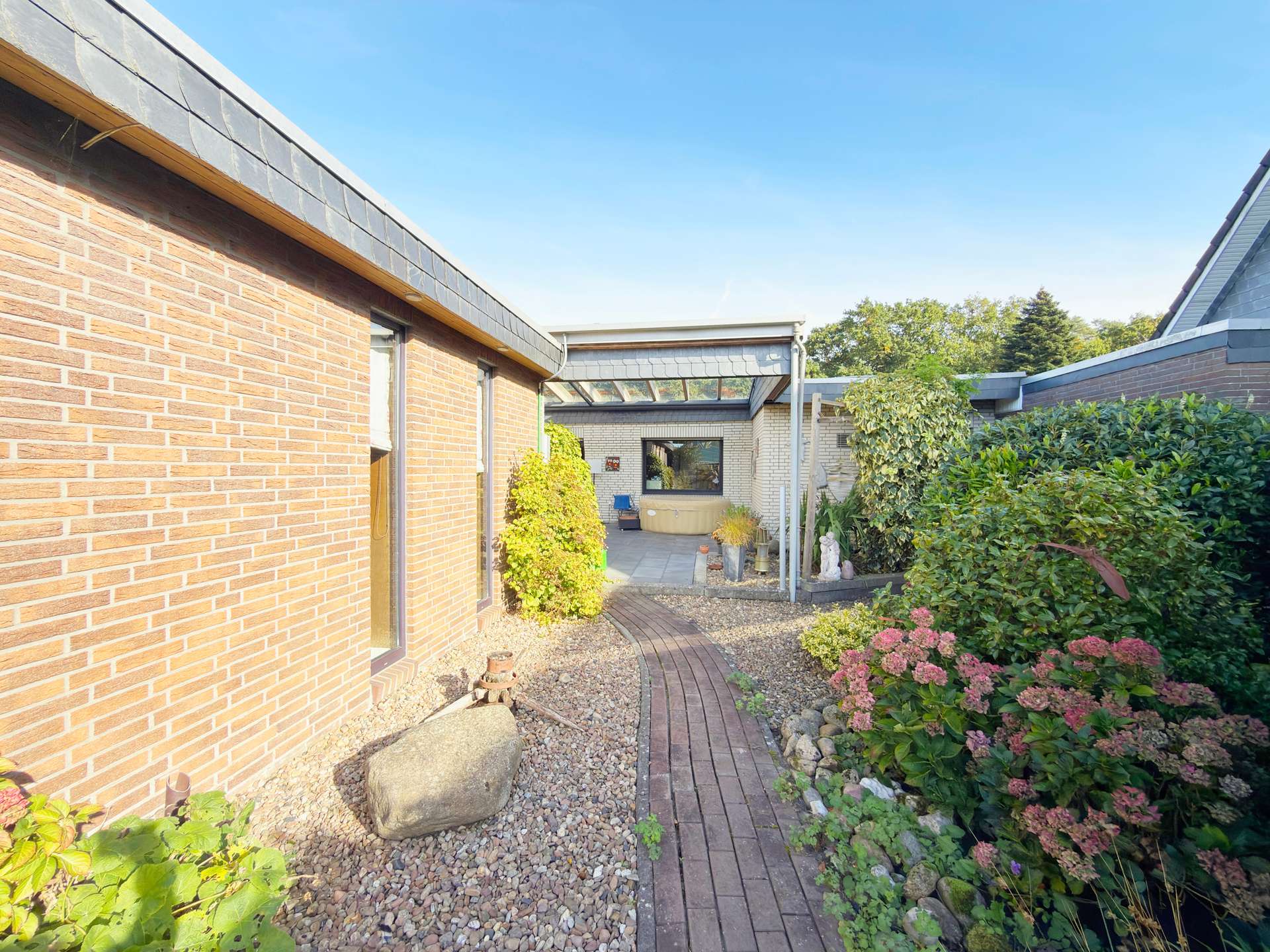Außenansicht Terrasse – Großzügiger Bungalow mit Garage und überdachter Terrasse, Oldenburg (Oldb)