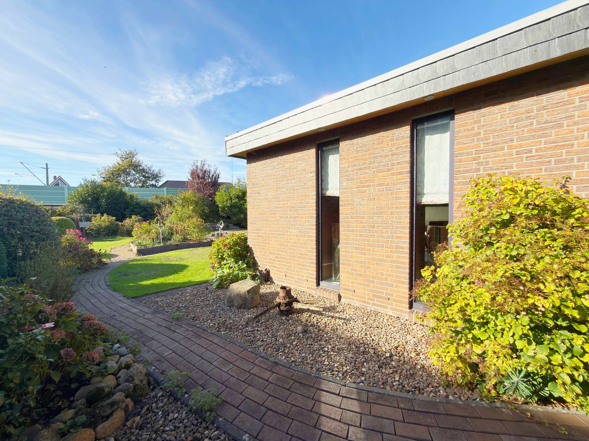 Außenansicht Garten – Großzügiger Bungalow mit Garage und überdachter Terrasse, Oldenburg (Oldb)