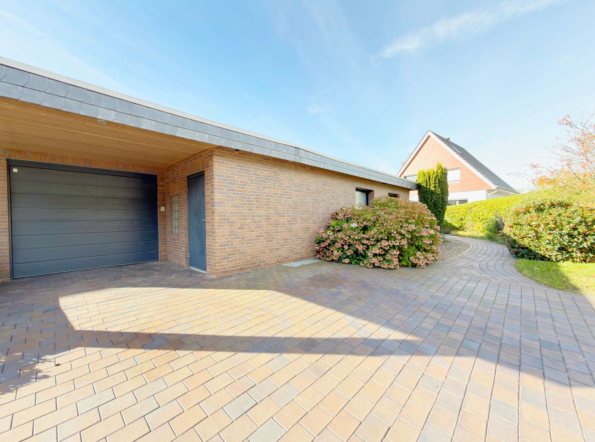 Außenansicht Auffahrt – Großzügiger Bungalow mit Garage und überdachter Terrasse, Oldenburg (Oldb)