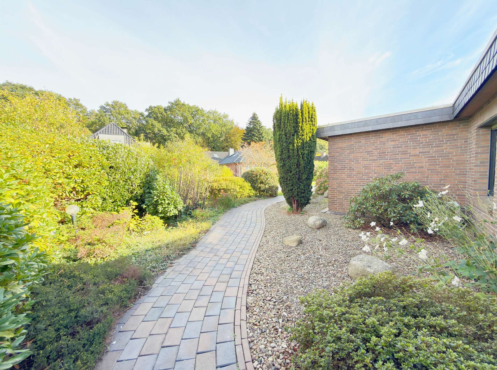 Außenansicht Vorgarten – Großzügiger Bungalow mit Garage und überdachter Terrasse, Oldenburg (Oldb)