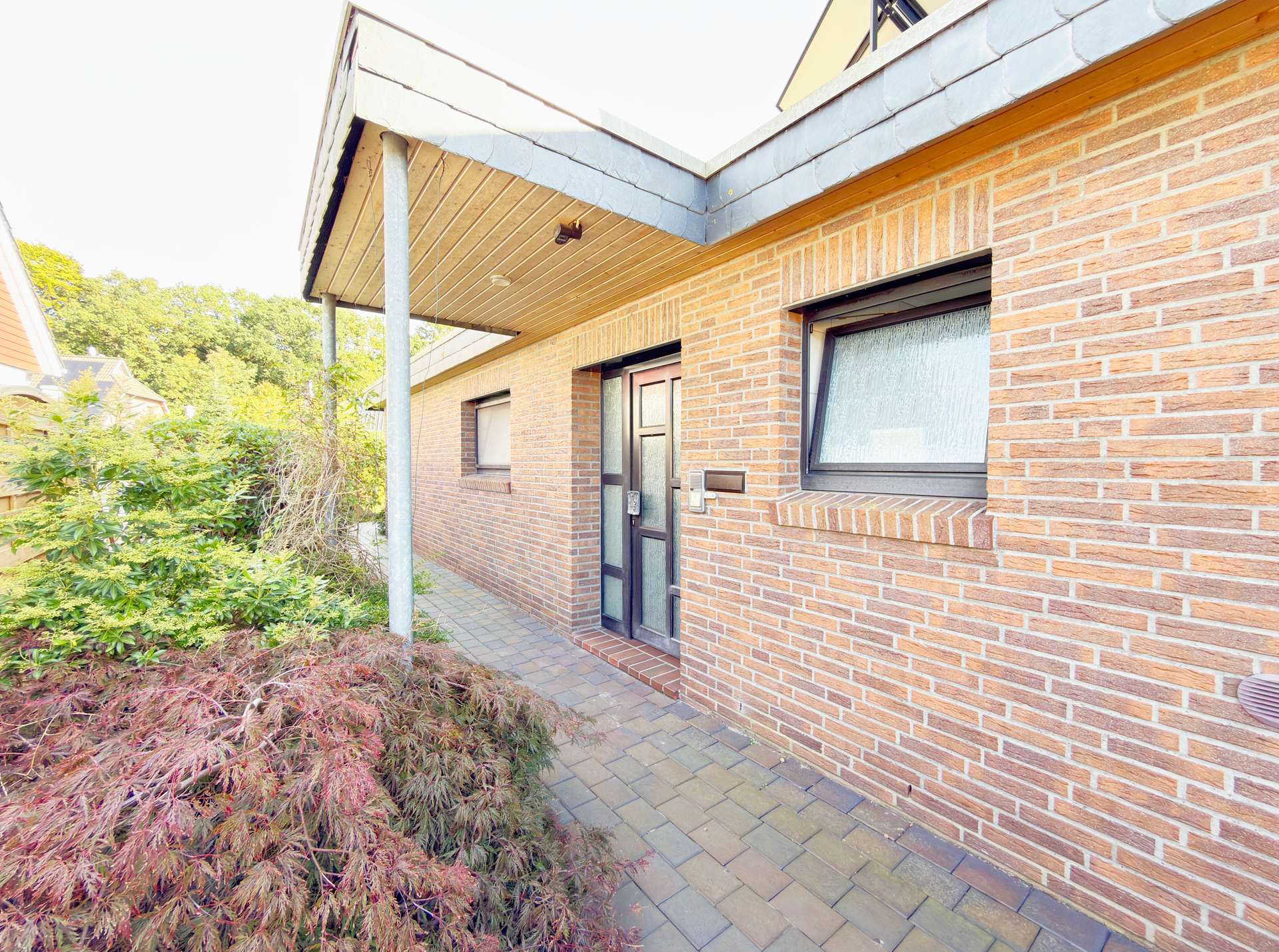 Außenansicht Hauseingang – Großzügiger Bungalow mit Garage und überdachter Terrasse, Oldenburg (Oldb)