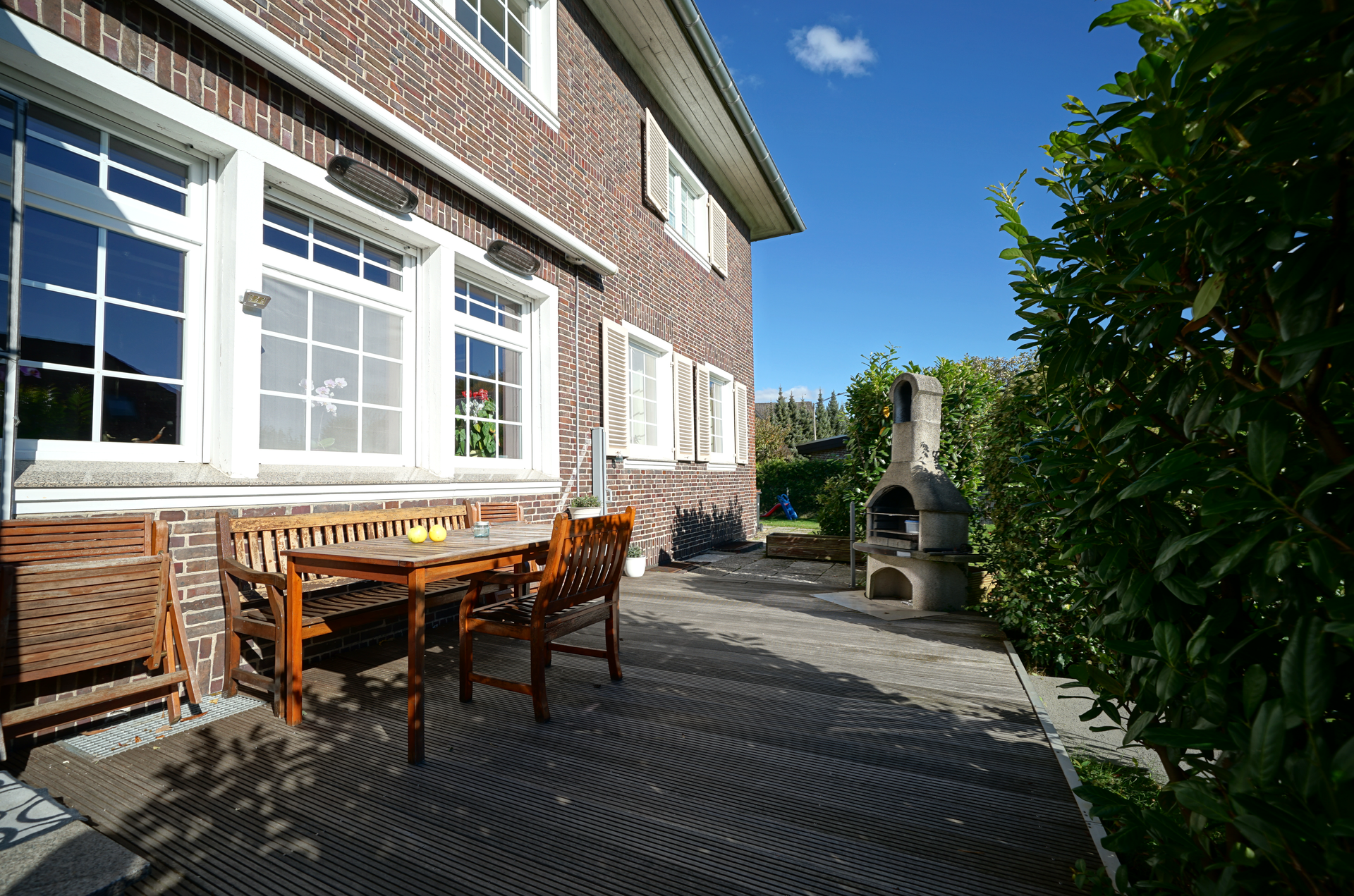 Blick auf die Terrasse – Landarztvilla mit drei Einheiten – Großzügiges Wohnen und Arbeiten, Bremen